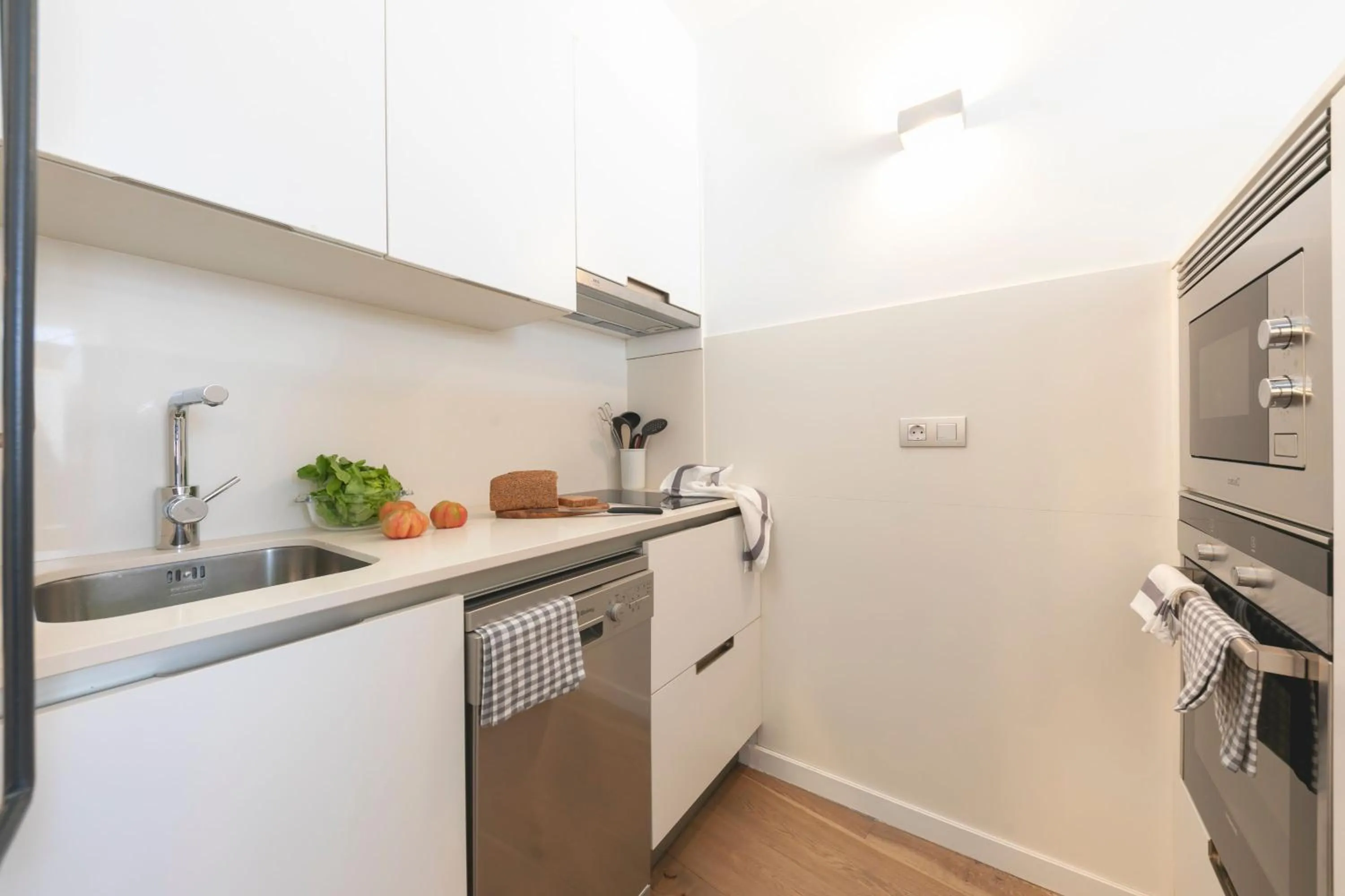 Kitchen or kitchenette in Bravissimo Portal Nou, with private garage