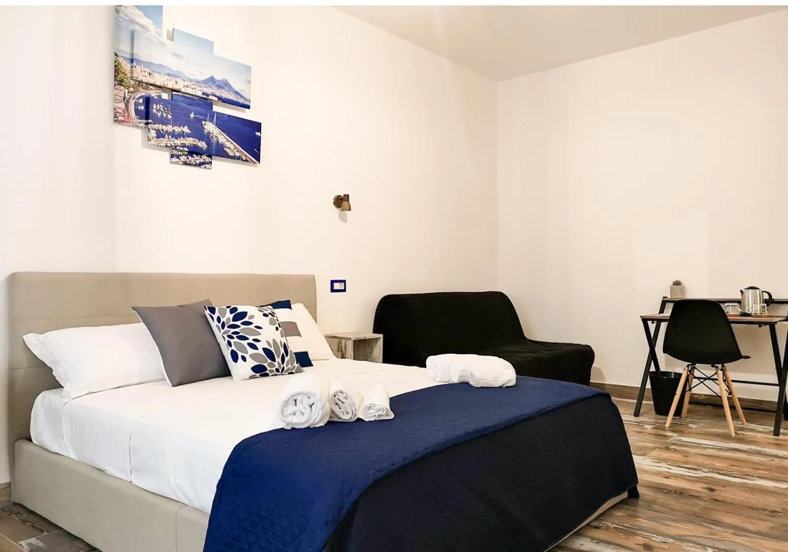 Photo of the whole room, Bed in Calenda Suite