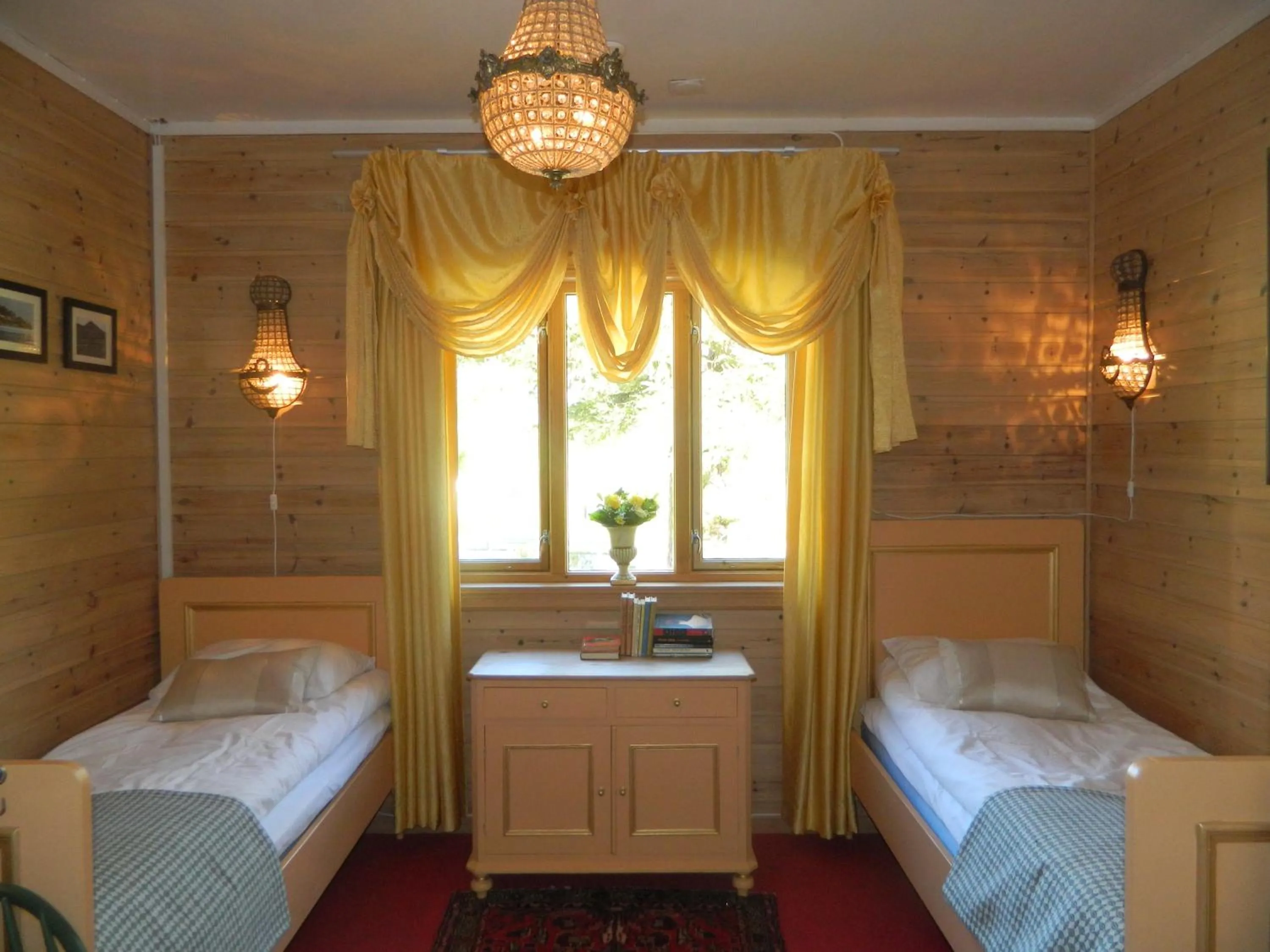 Photo of the whole room, Bed in Eidfjord Gjestgiveri