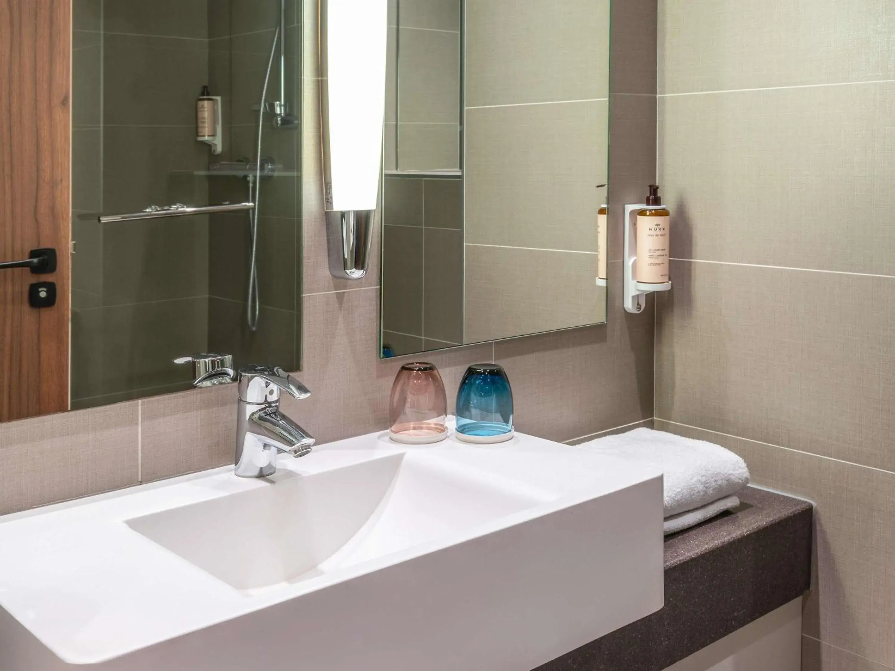 Classic Room with Double Bed in Mercure Caen Cote De Nacre Classic Room with Double Bed in Mercure Caen Cote De Nacre