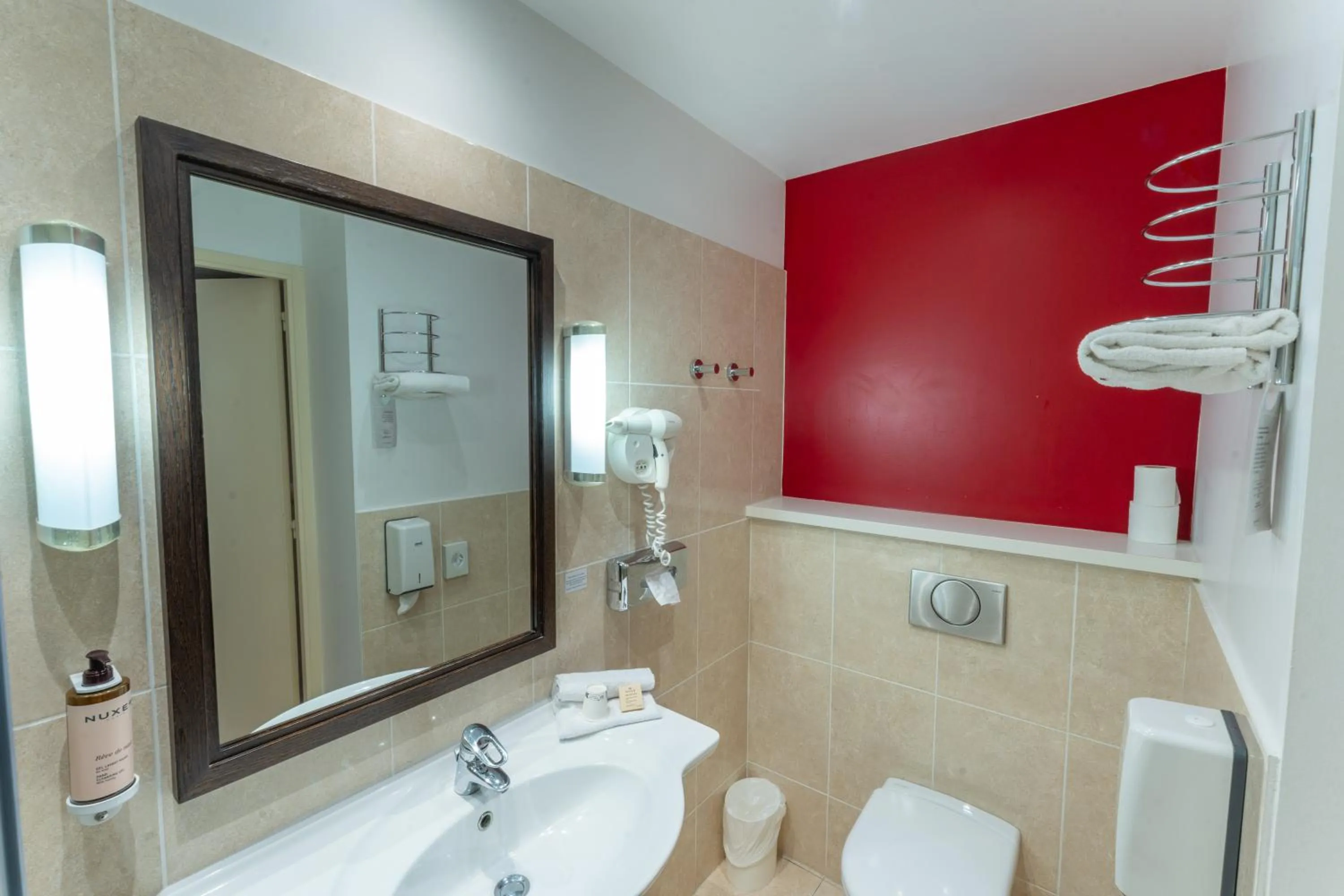 Toilet in Hotel Mercure Rennes Cesson