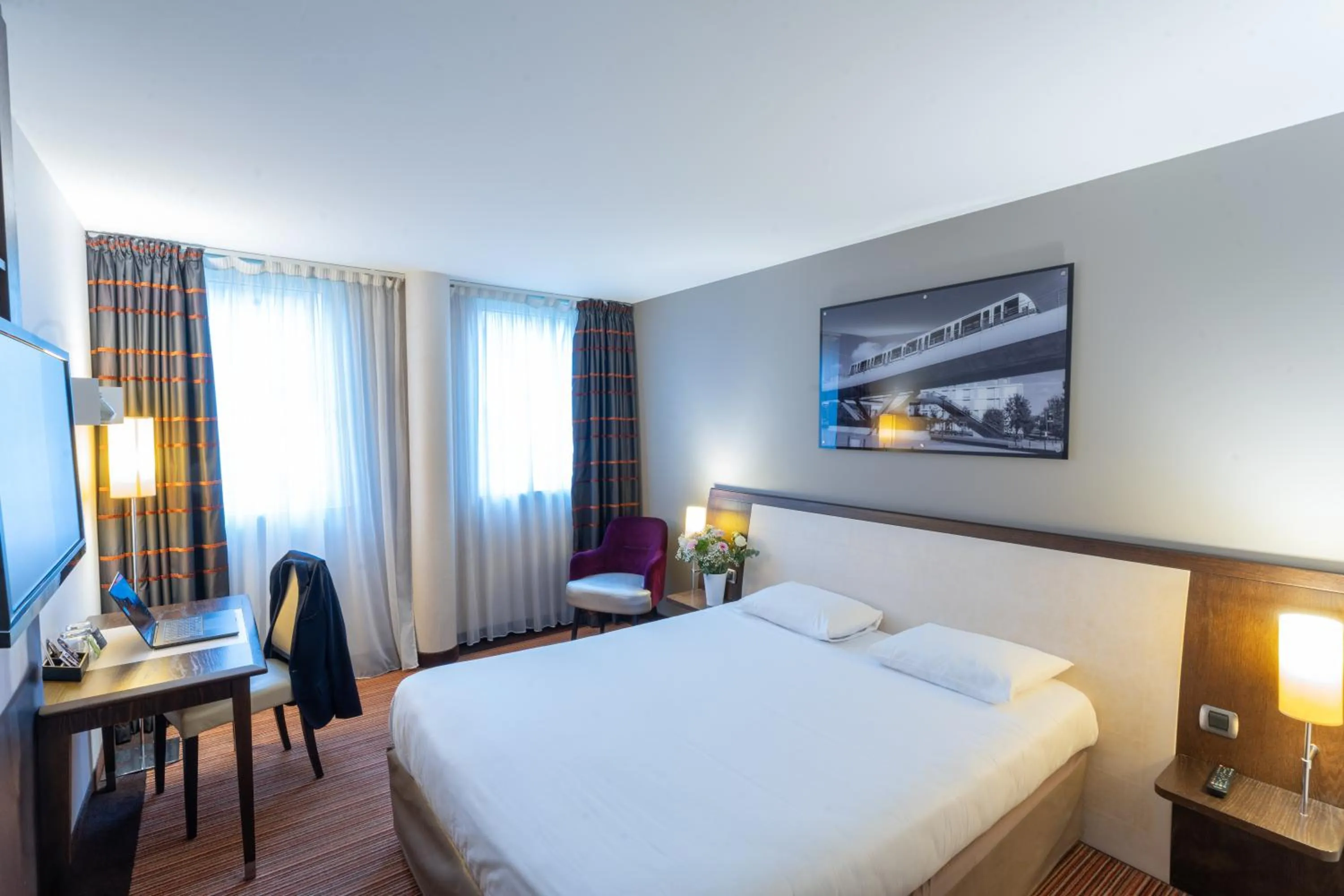 Photo of the whole room, Bed in Hotel Mercure Rennes Cesson