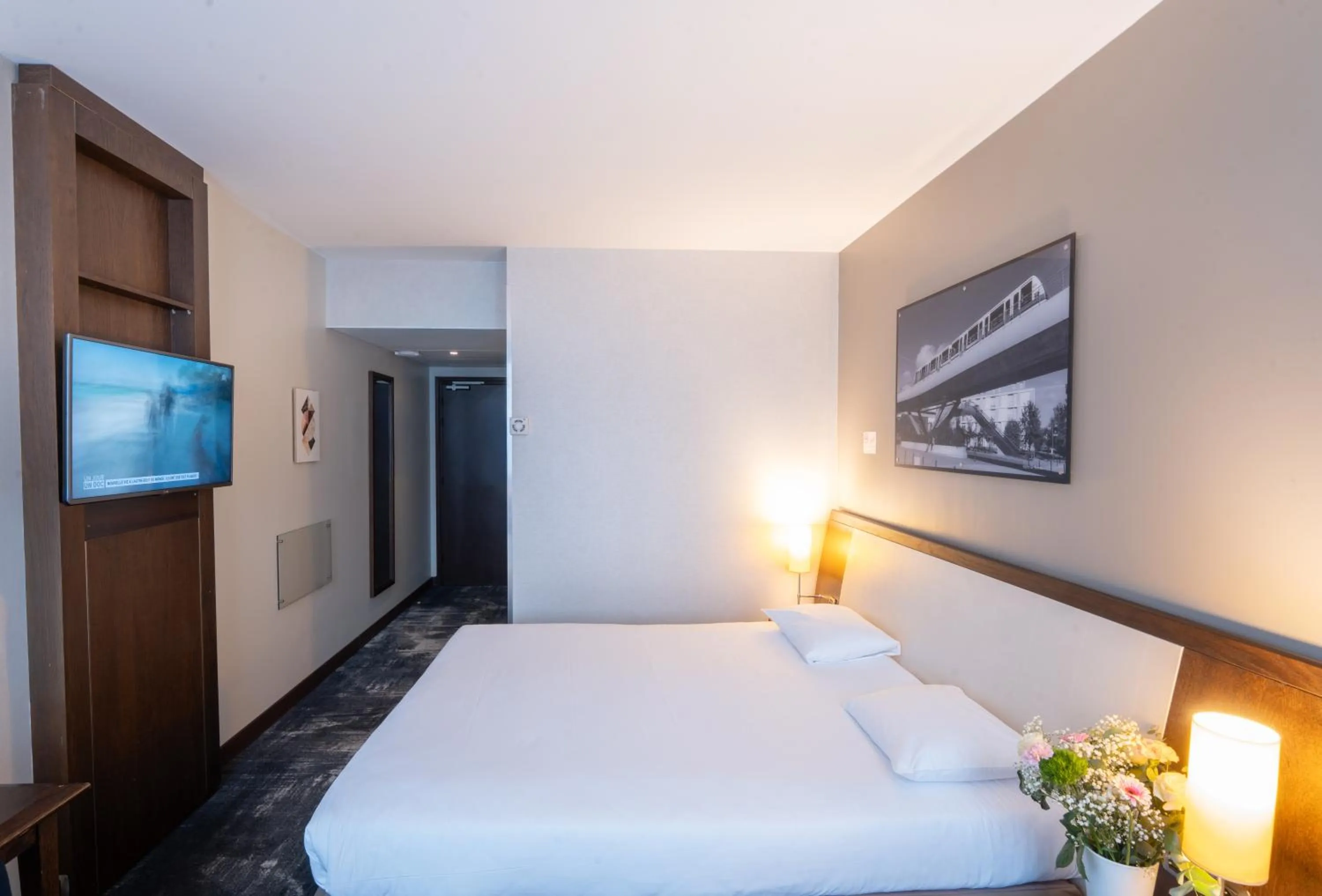 Photo of the whole room, Bed in Hotel Mercure Rennes Cesson