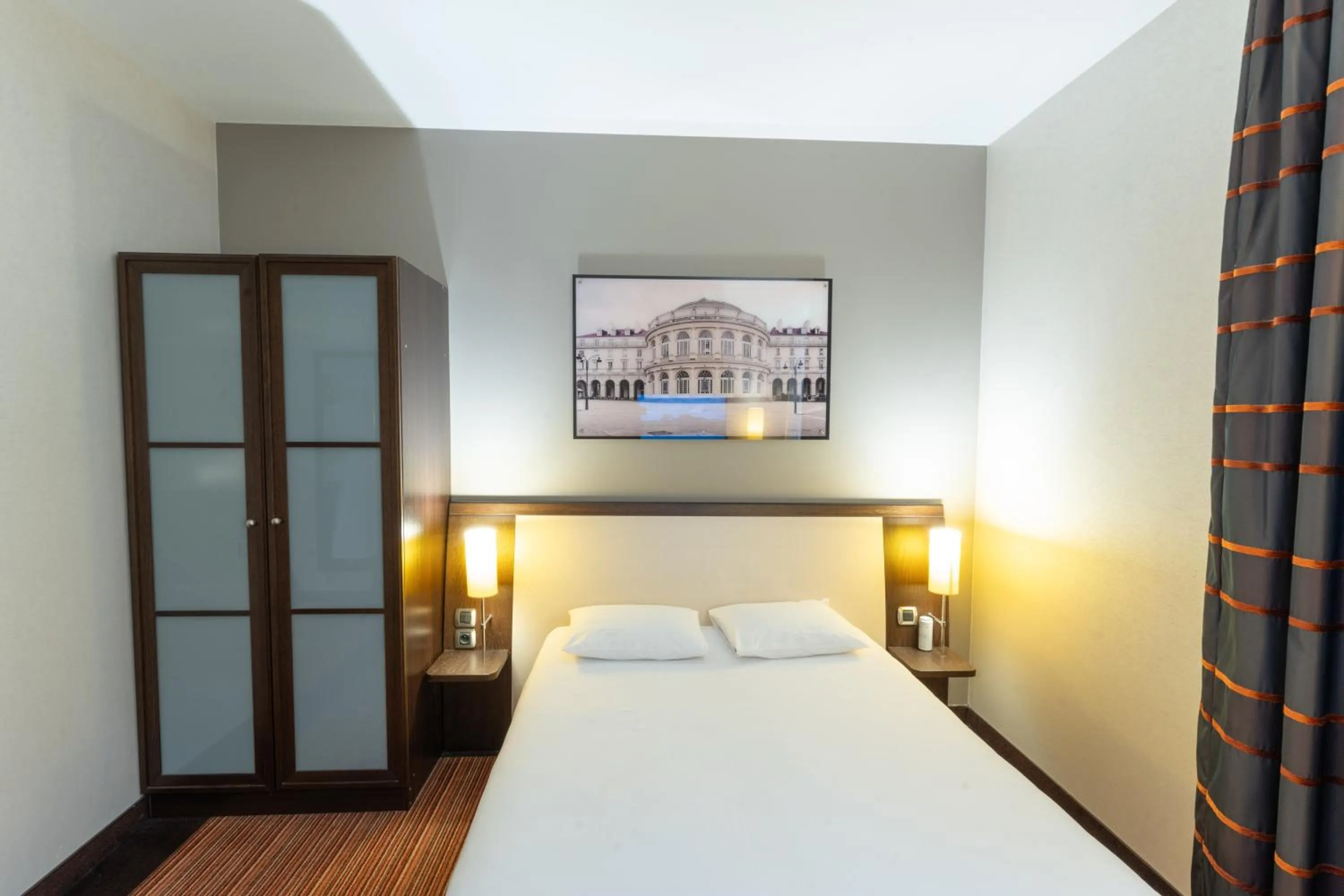 Bed in Hotel Mercure Rennes Cesson