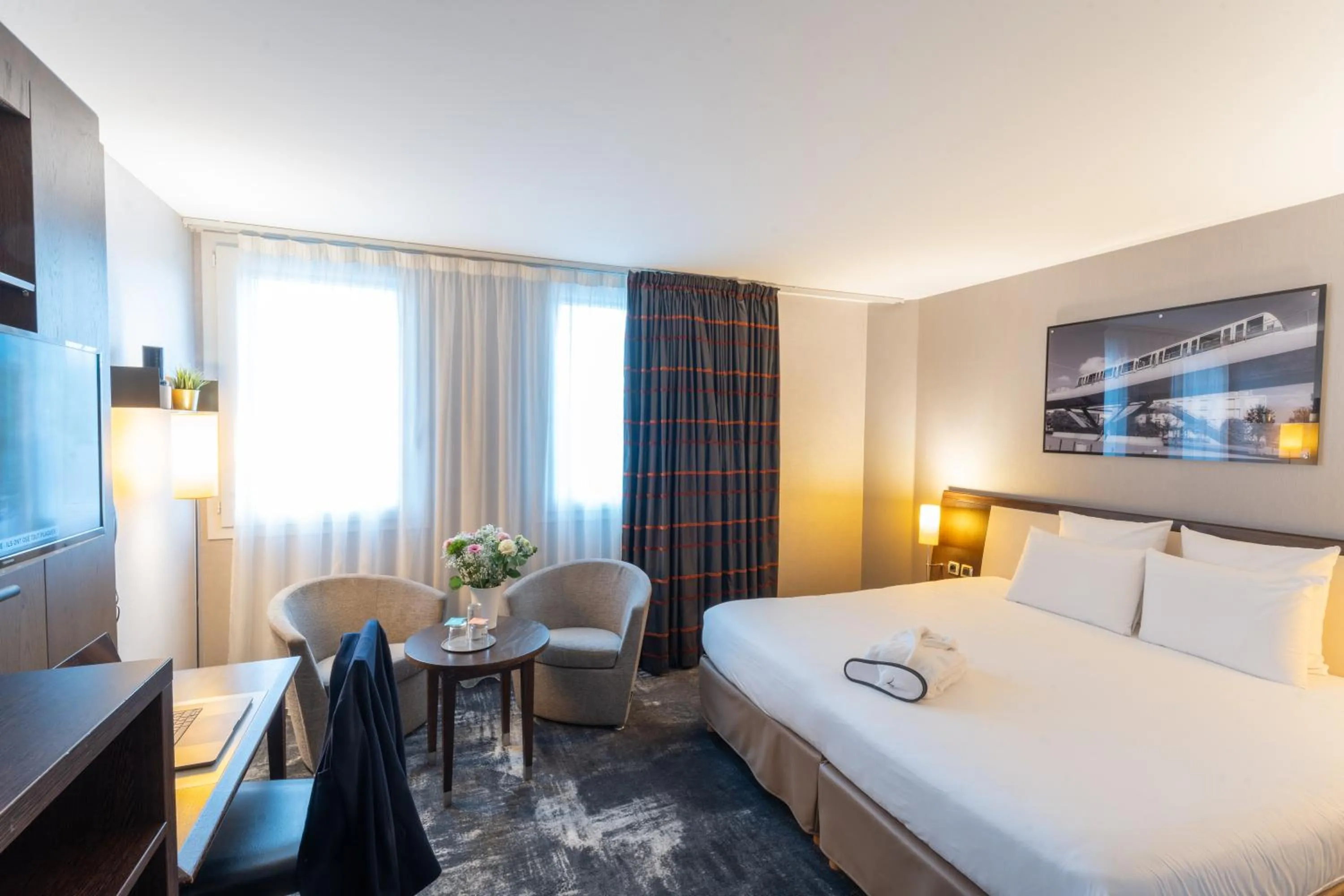 Photo of the whole room, Bed in Hotel Mercure Rennes Cesson