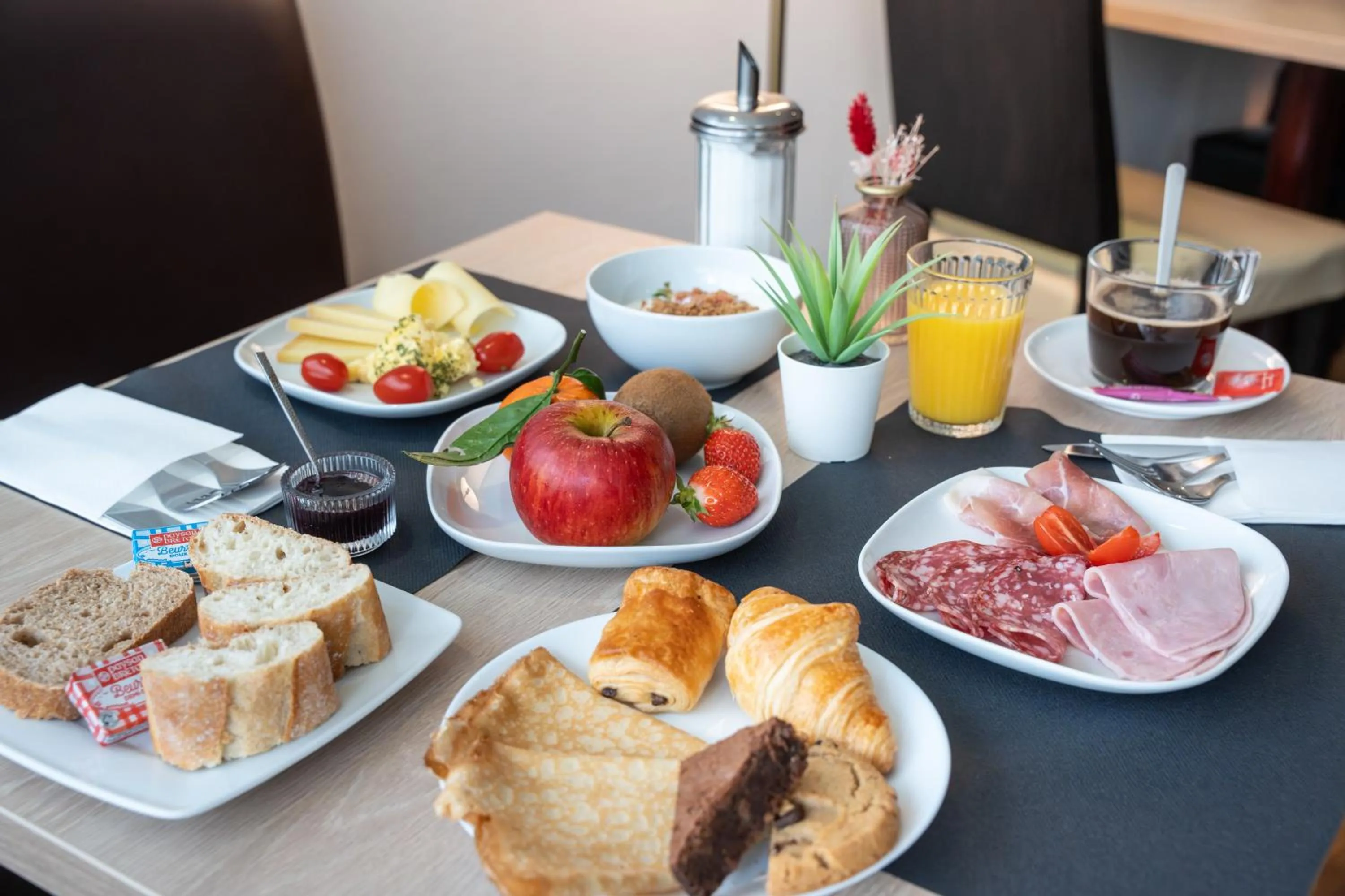Breakfast in Hotel Mercure Rennes Cesson
