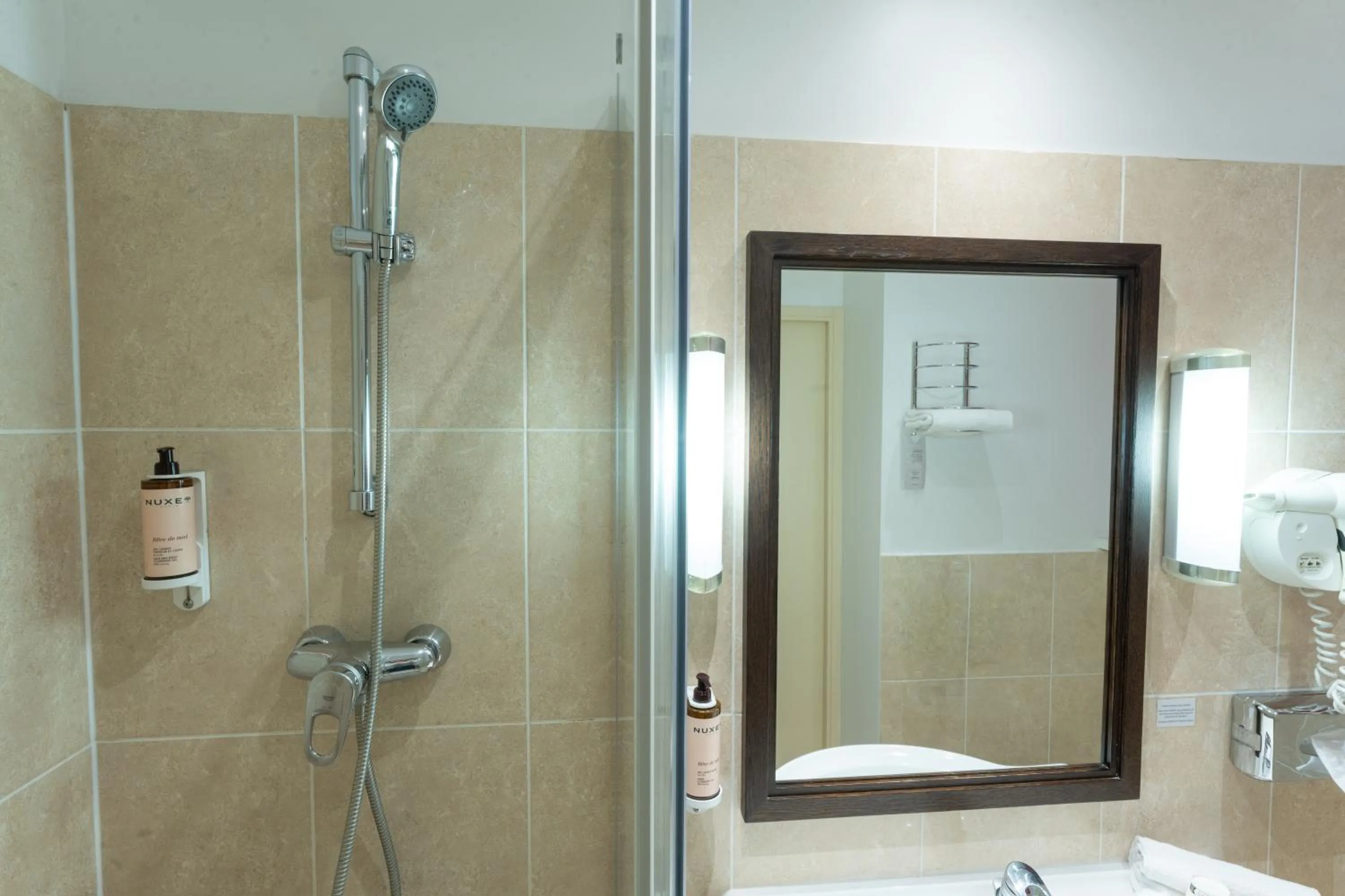 Shower in Hotel Mercure Rennes Cesson