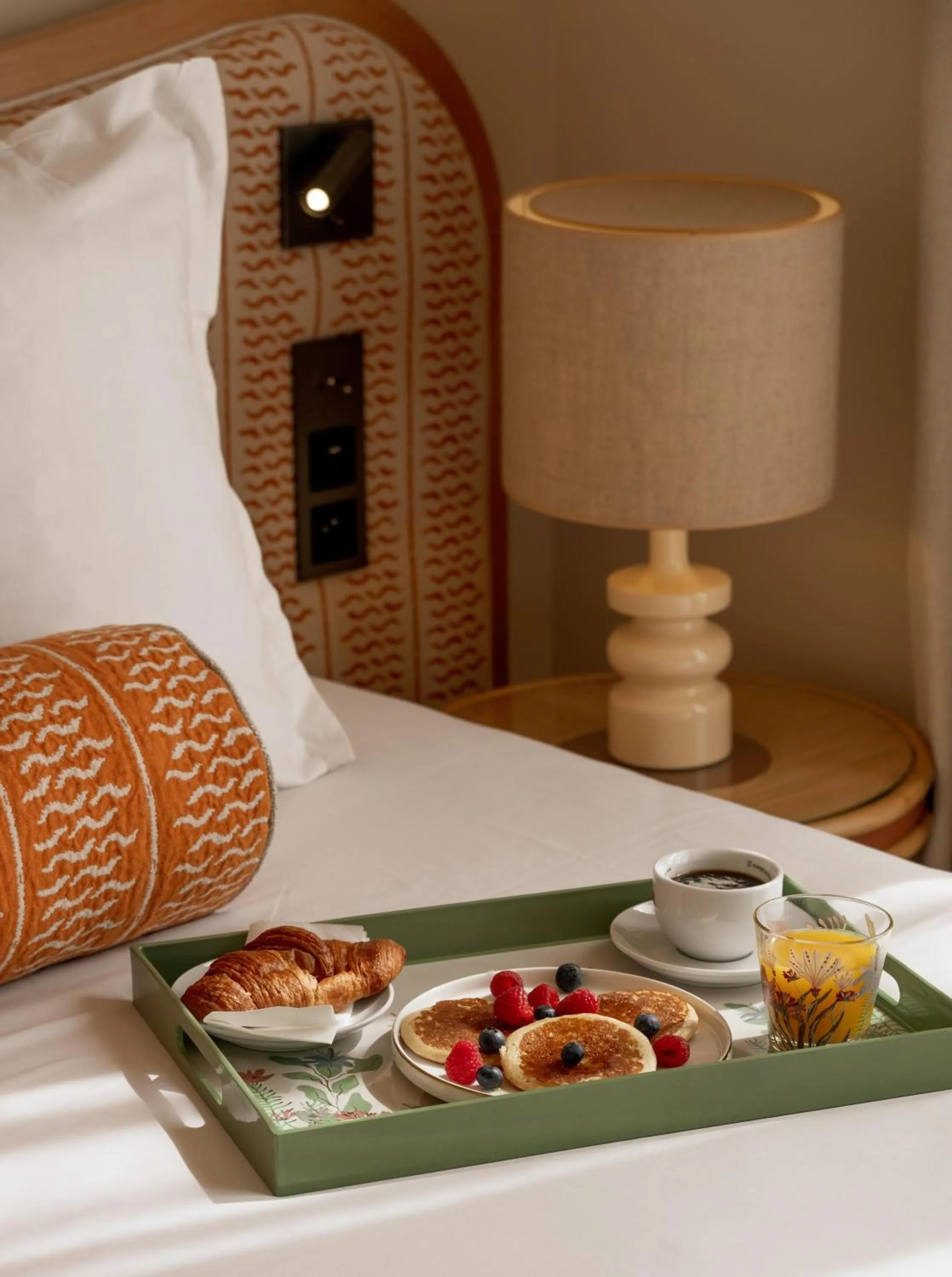 Food and drinks, Bed in Hôtel Le Soleia by Inwood Hotels