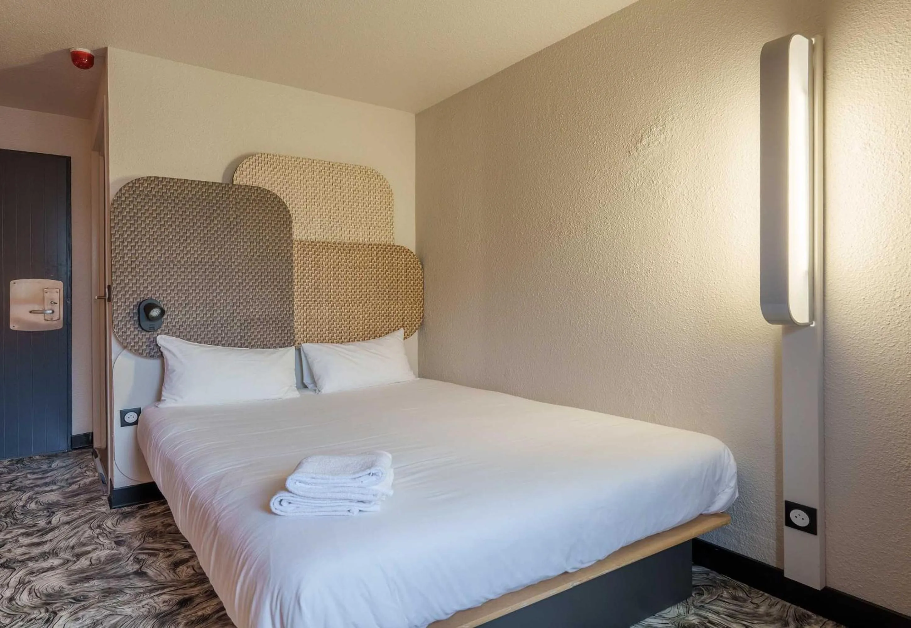 Photo of the whole room, Bed in B&B HOTEL Troyes Centre