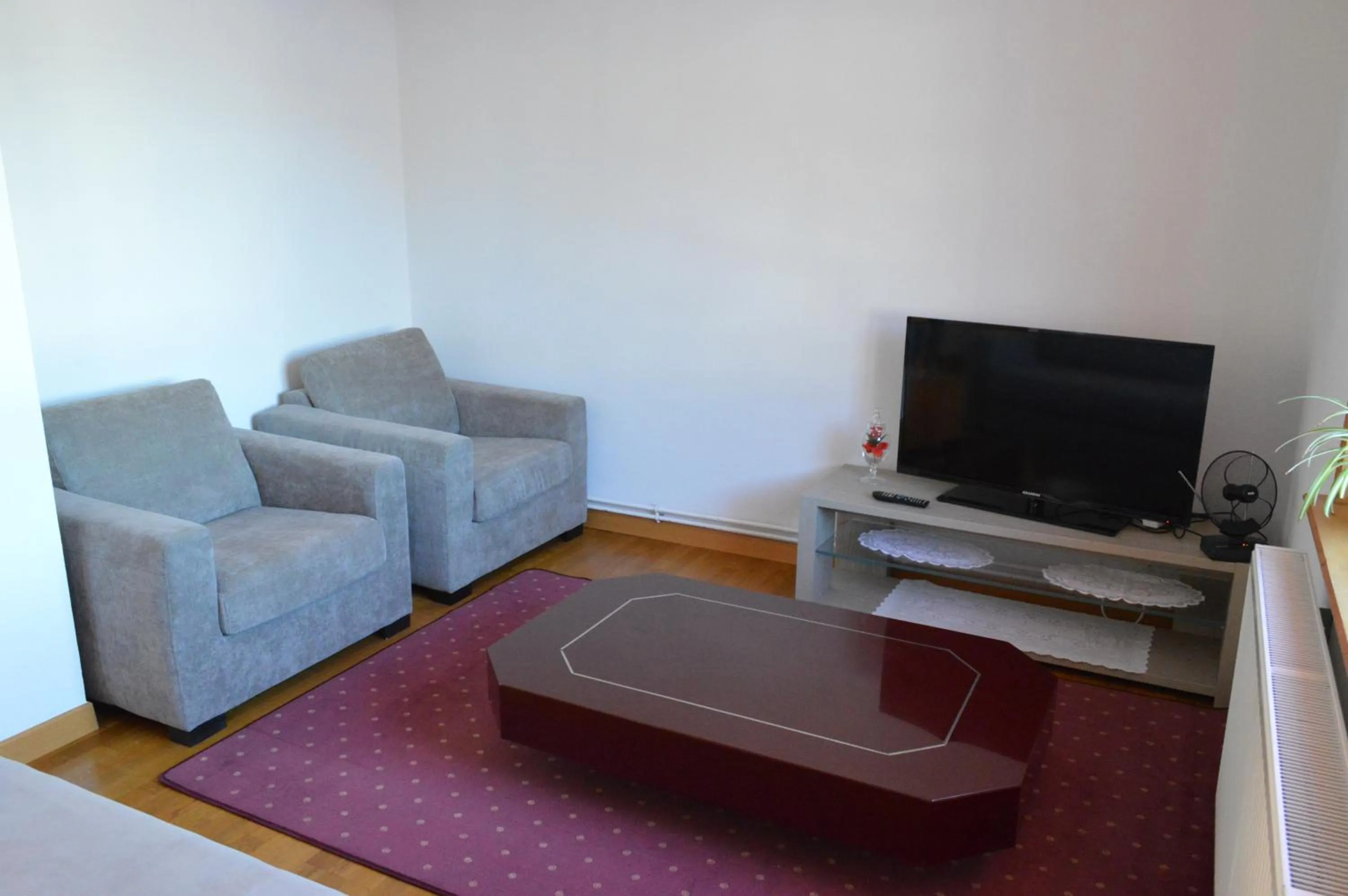 Communal lounge/ TV room in Hôtel Timgad