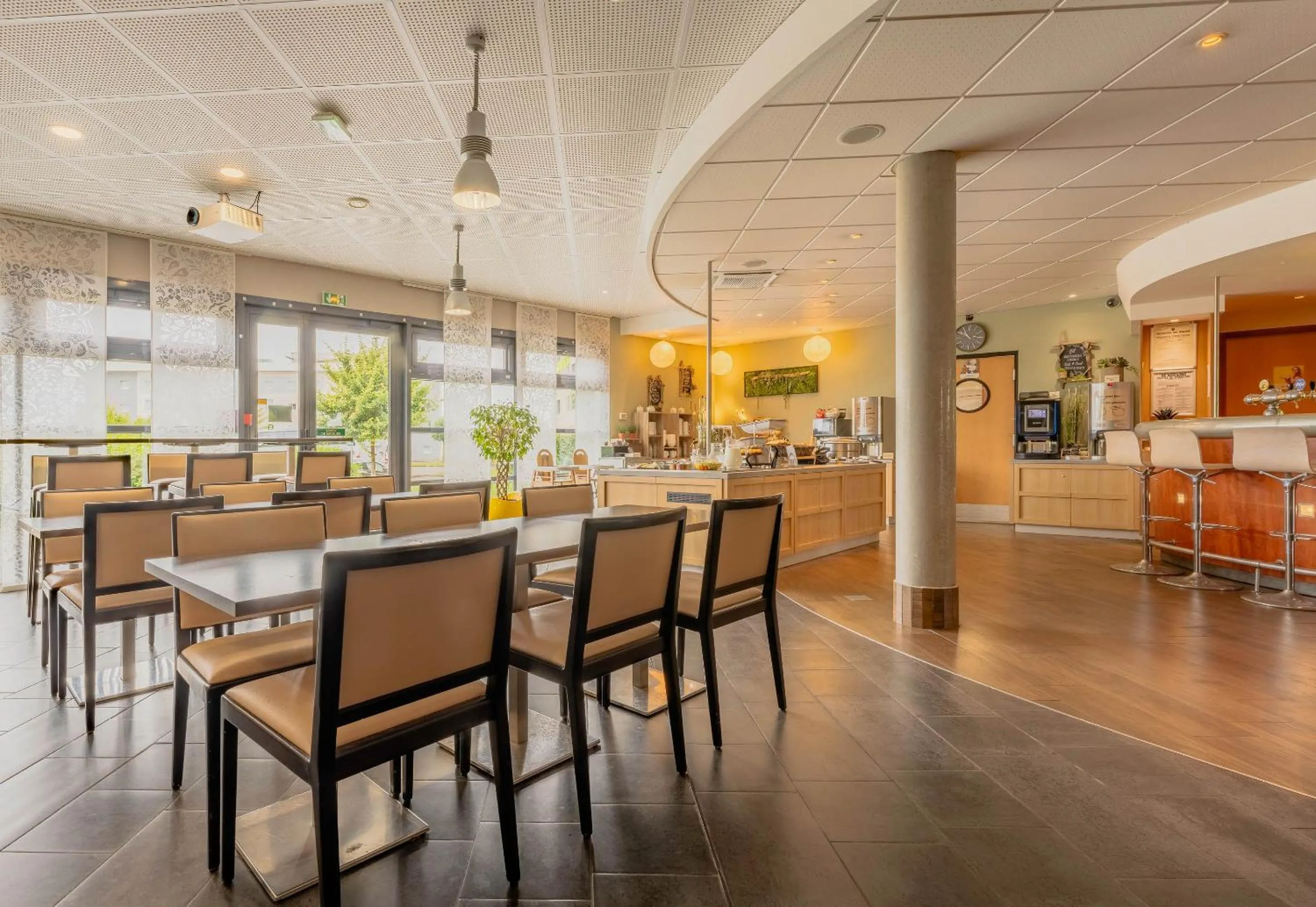 Restaurant/places to eat in B&B HOTEL Calais Terminal Cité Europe 4 étoiles