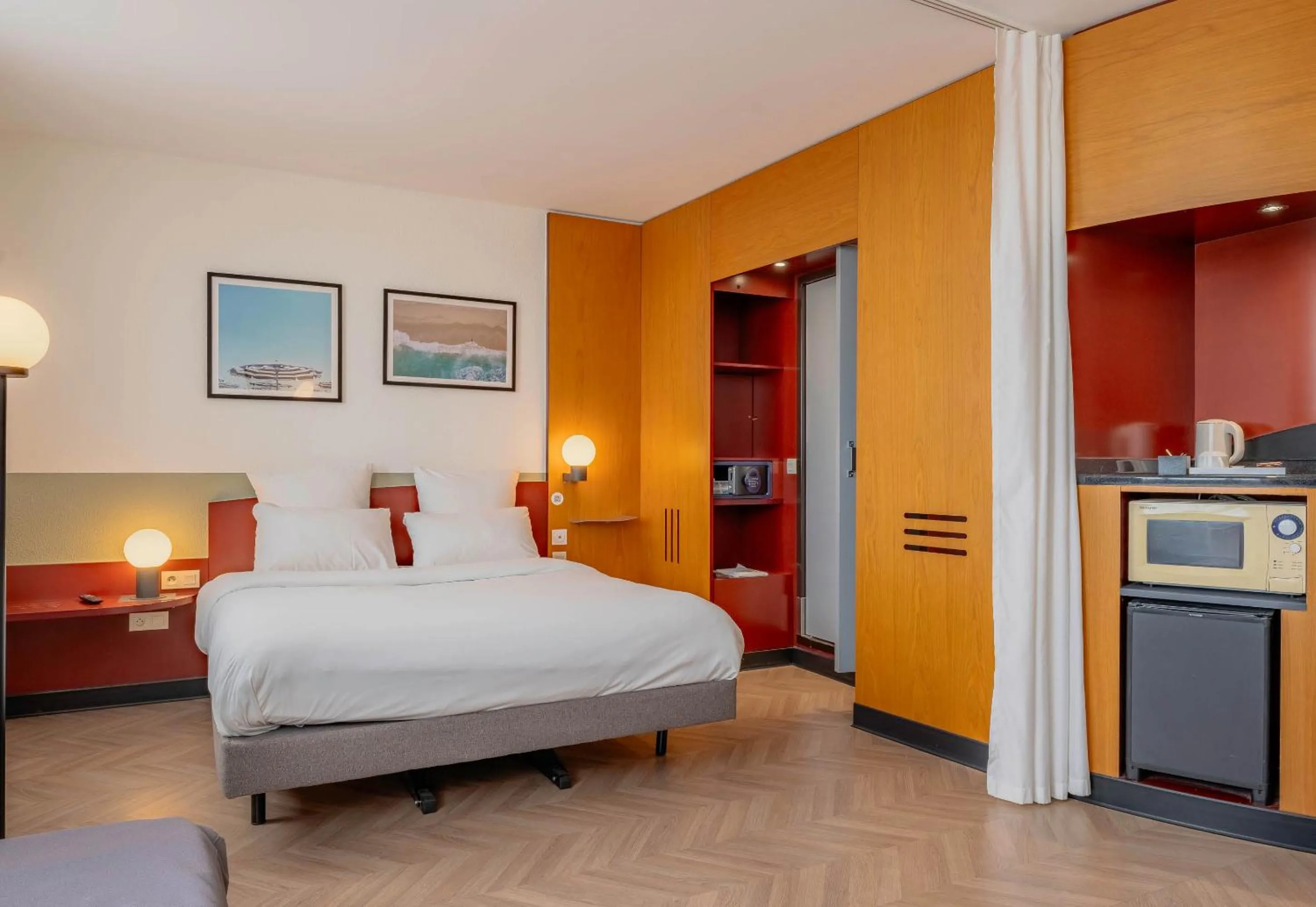 Bedroom, Bed in B&B HOTEL Calais Terminal Cité Europe 4 étoiles