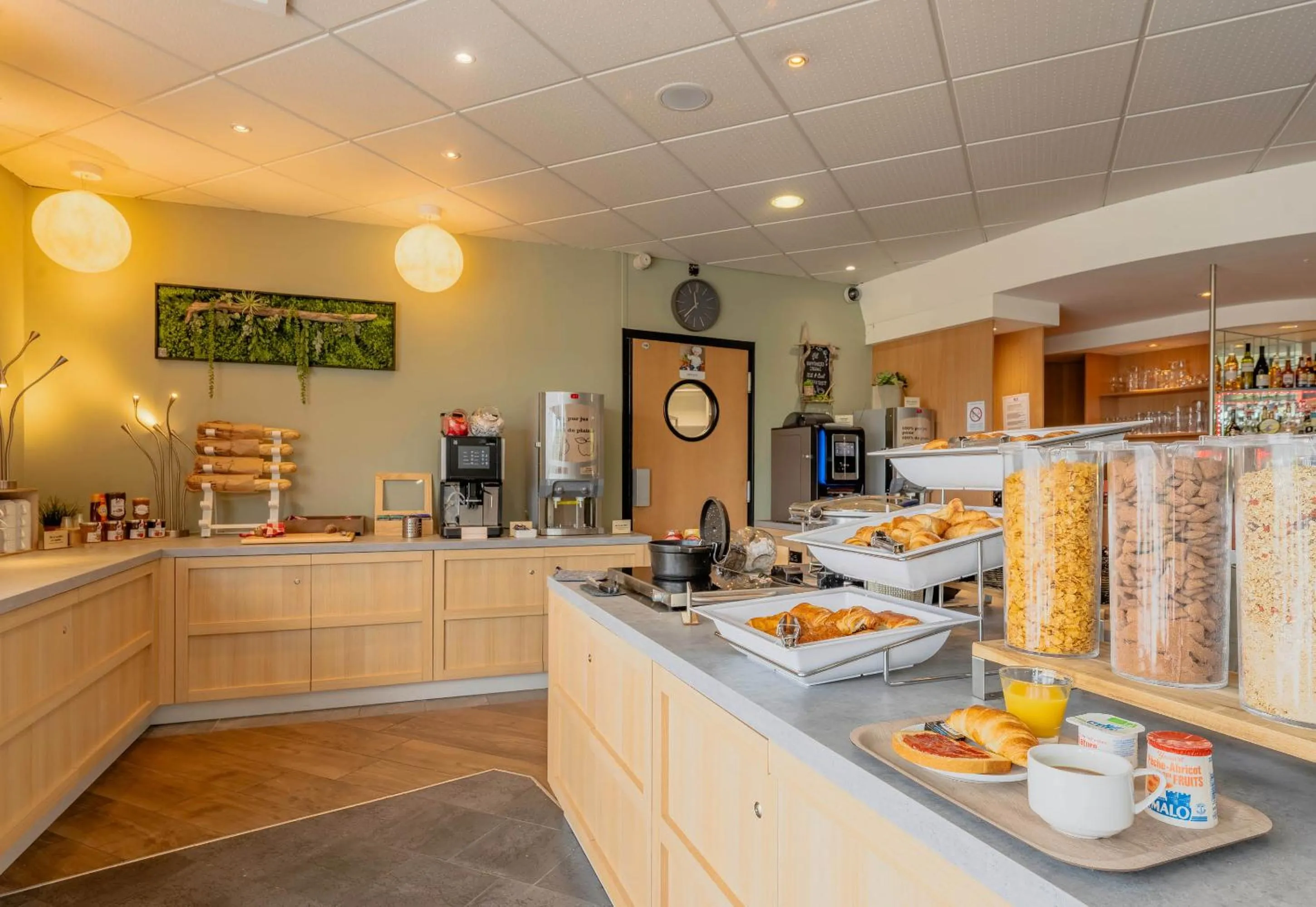 Breakfast in B&B HOTEL Calais Terminal Cité Europe 4 étoiles