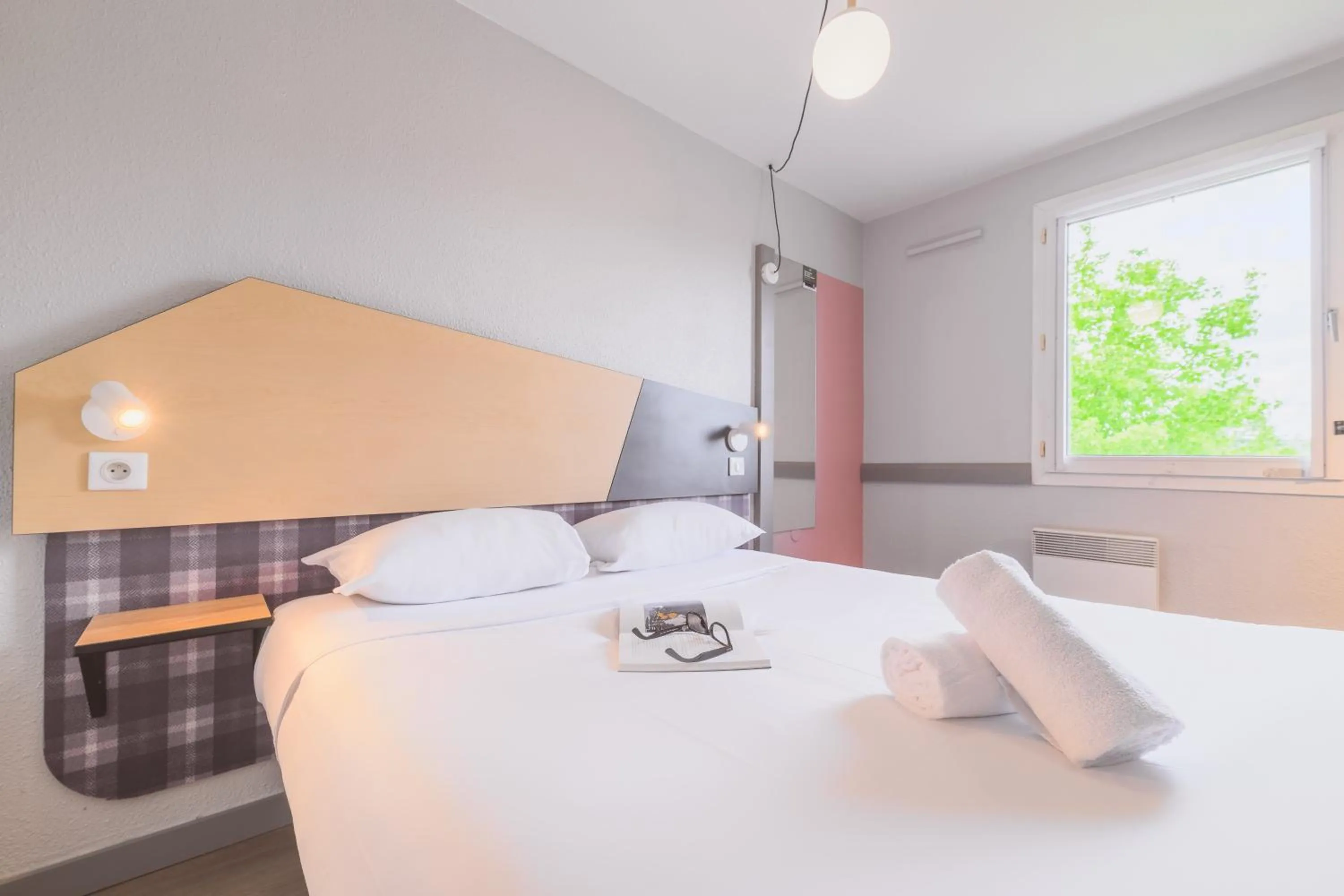 Photo of the whole room, Bed in greet hôtel Annecy Cran-Gevrier by Accor