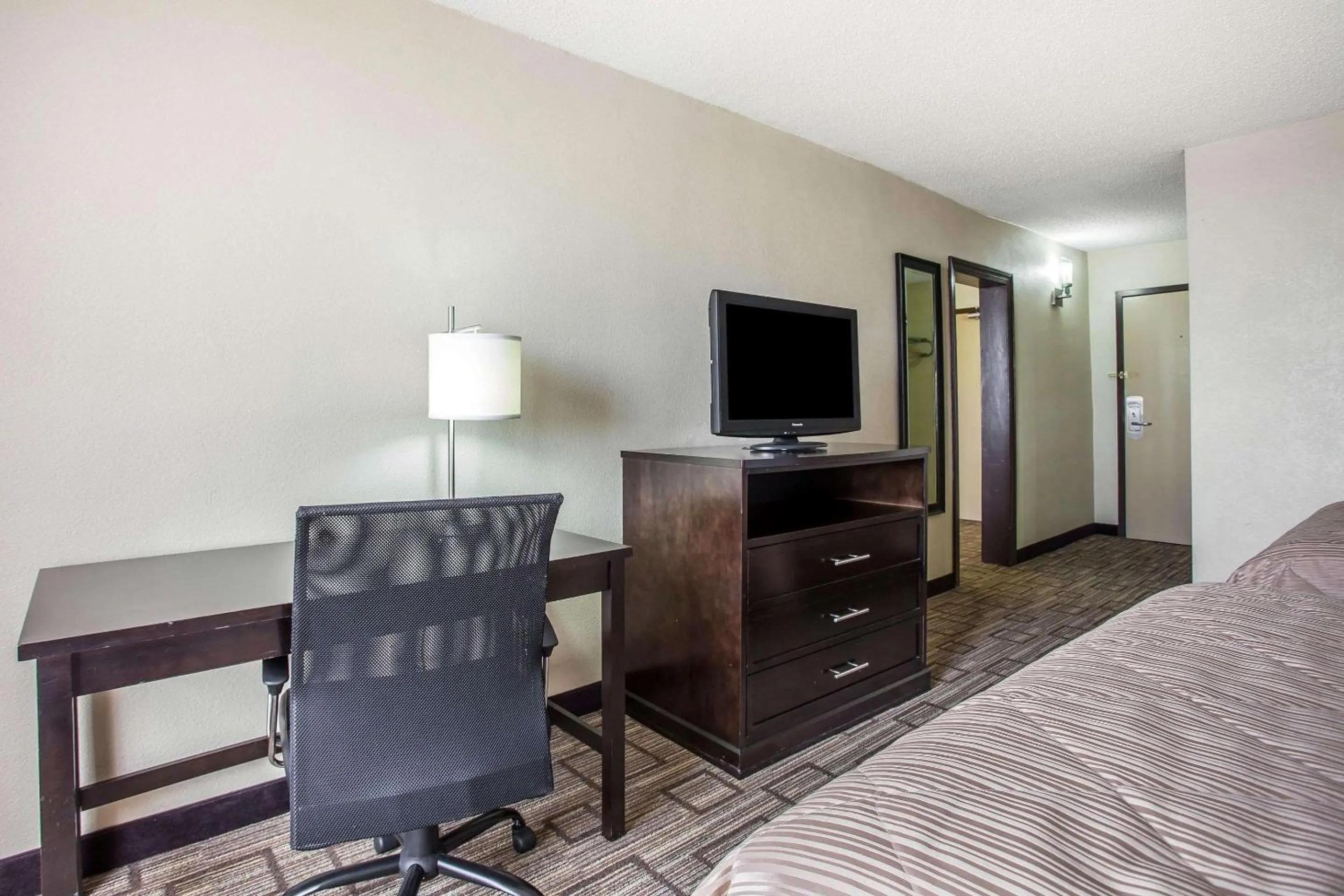 Photo of the whole room, Bed in Clarion Hotel Fort Mill Near Amusement Park