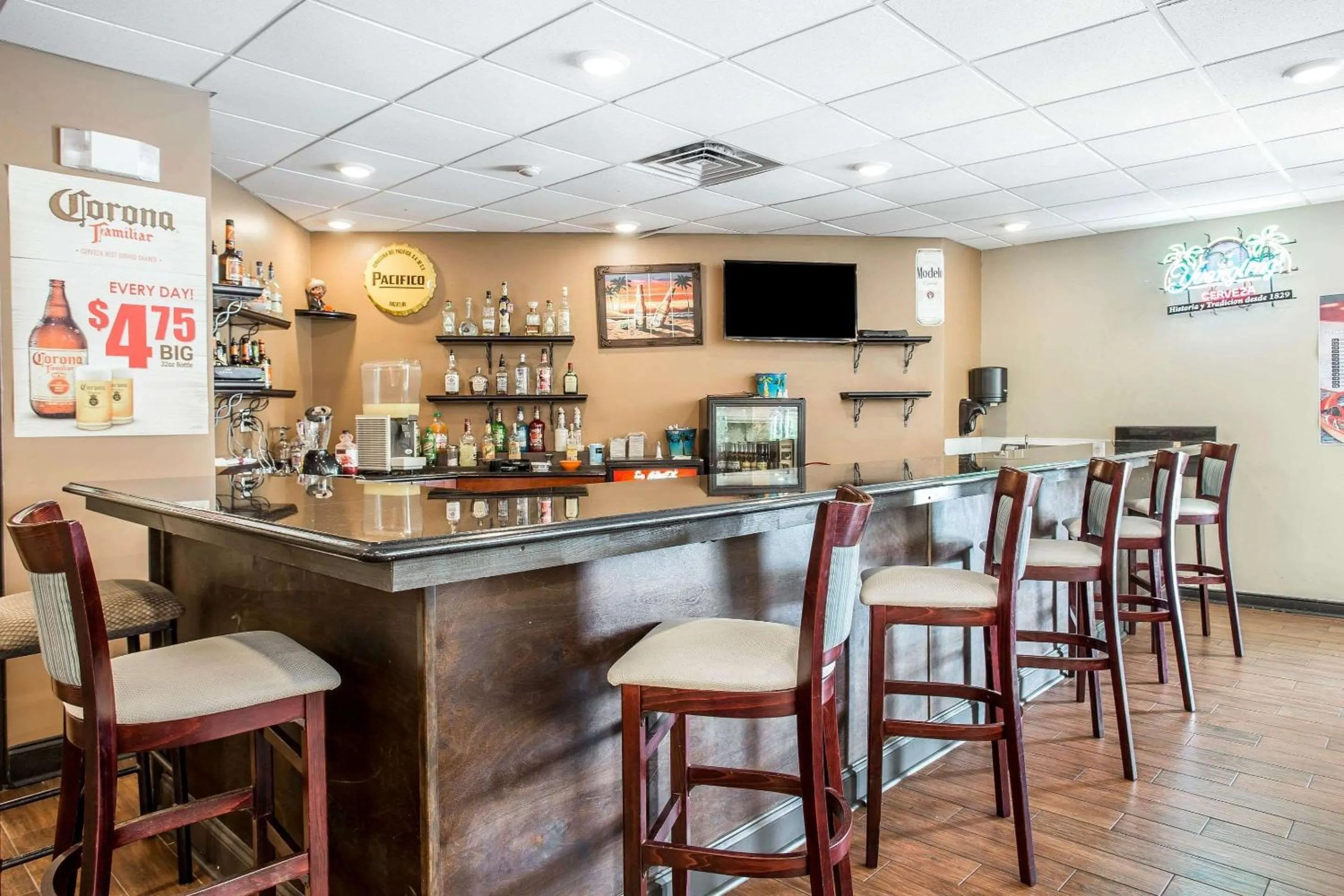 Lounge or bar in Clarion Hotel Fort Mill Near Amusement Park