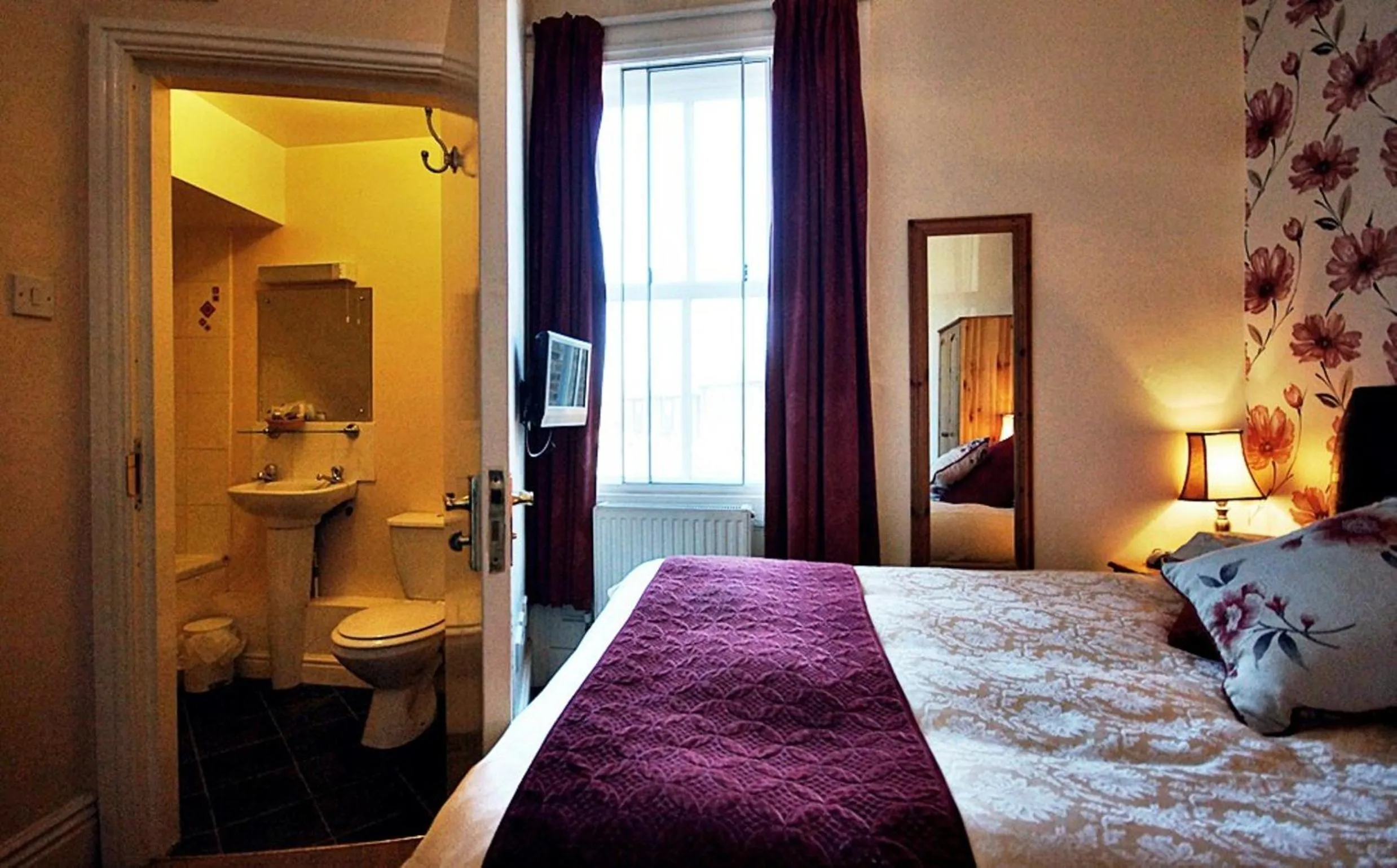 Day, Bed in The Apple House