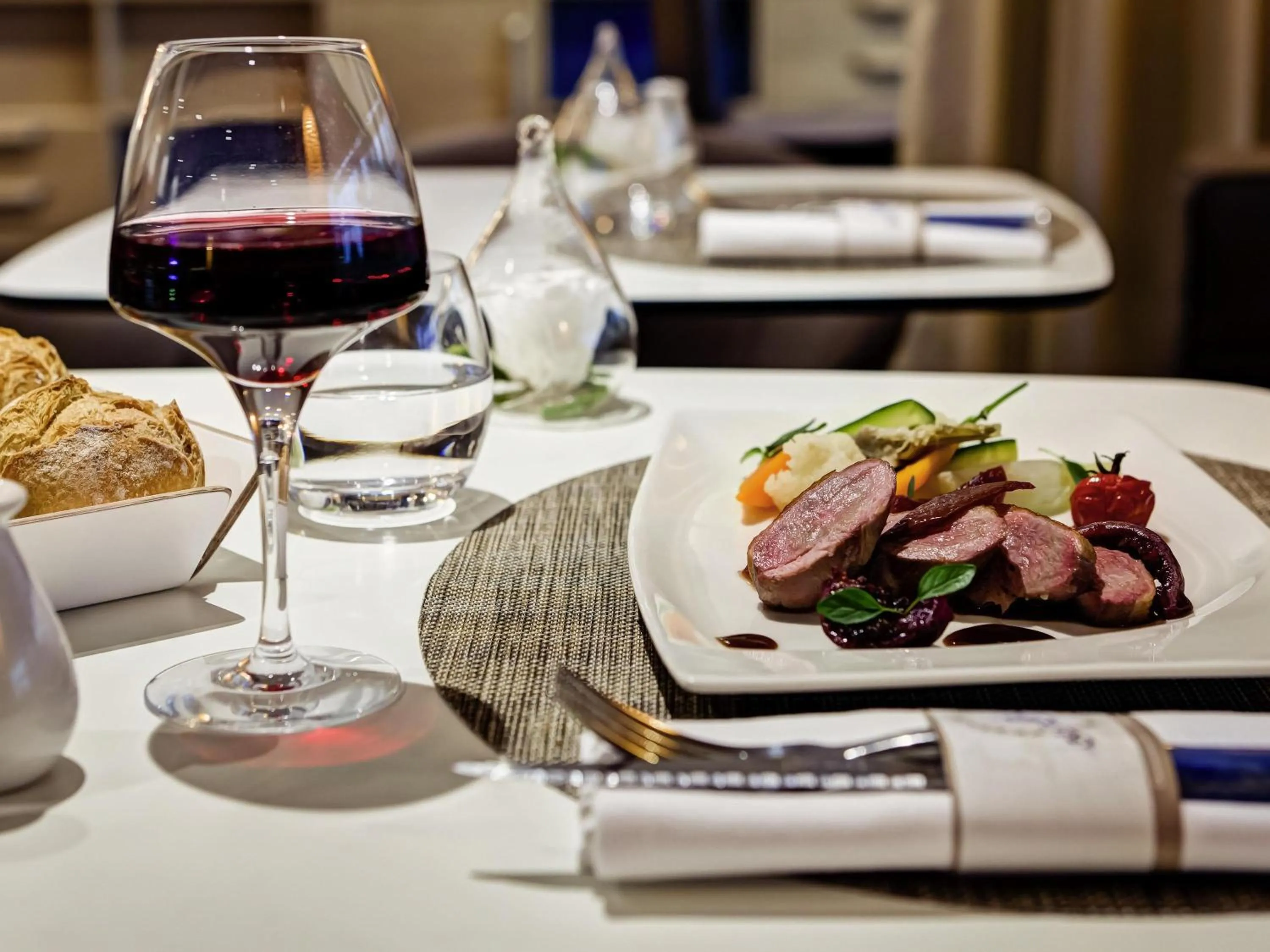 Restaurant/places to eat in Mercure Lyon Charbonnières