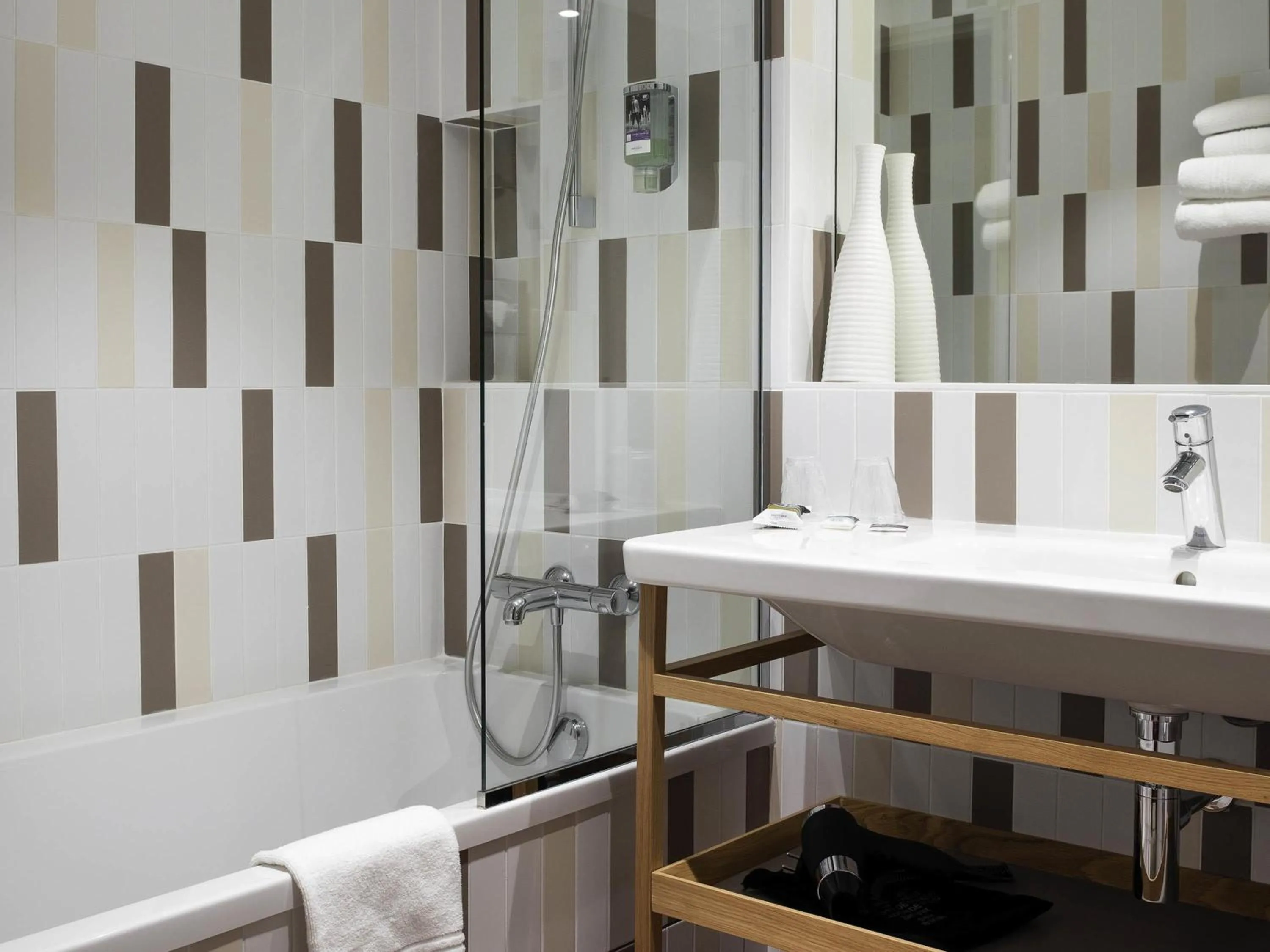 Bedroom in Mercure Lyon Charbonnières