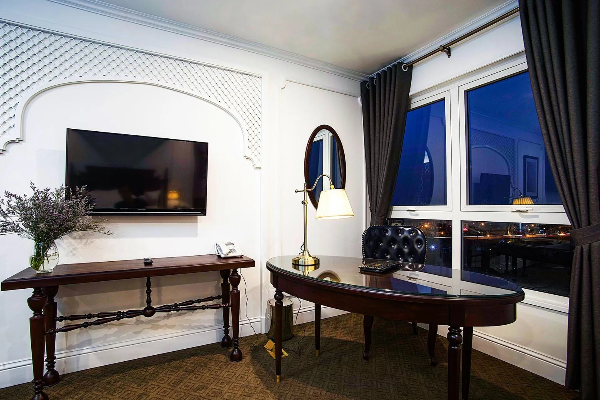 Bed, TV/Entertainment Center in New Era Hotel & Villa