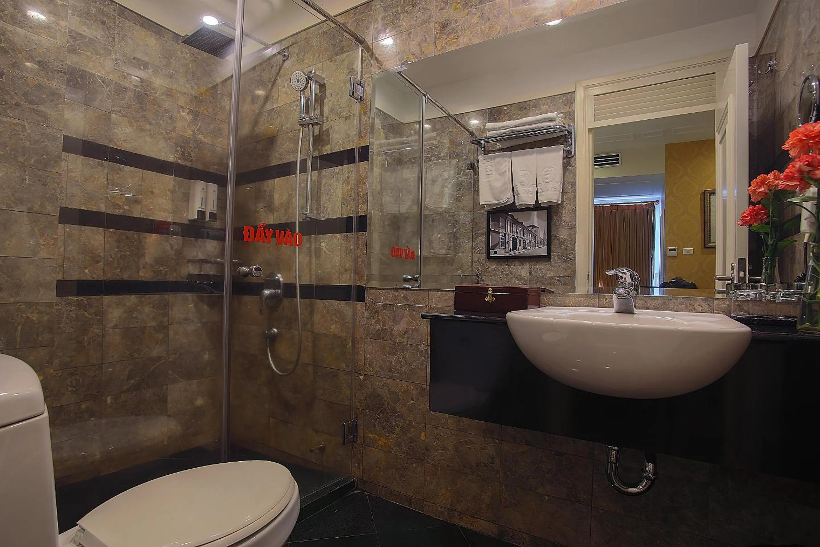 Bathroom in New Era Hotel & Villa