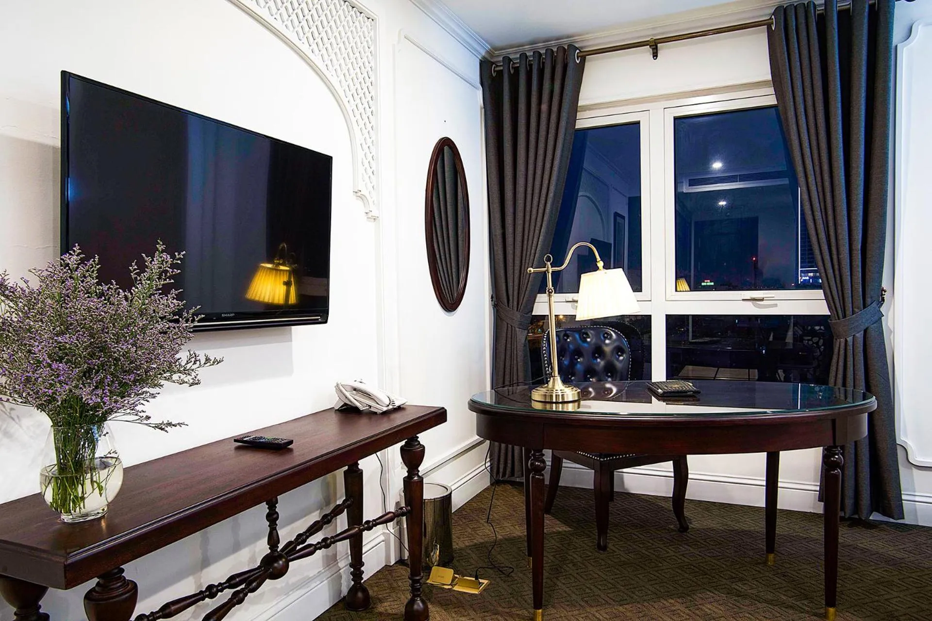 Bed, TV/Entertainment Center in New Era Hotel & Villa