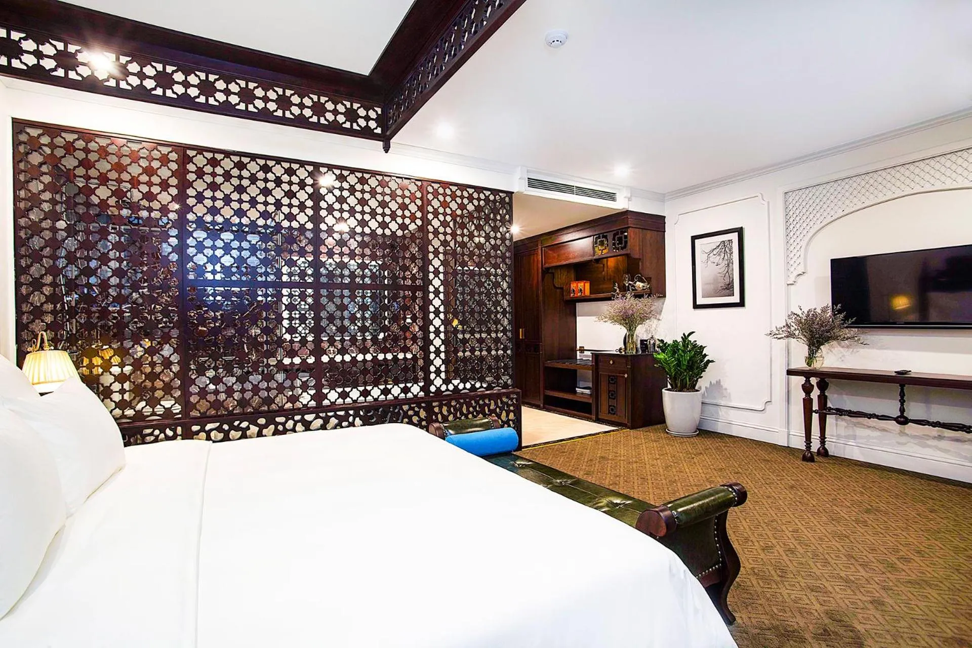 Bed in New Era Hotel & Villa