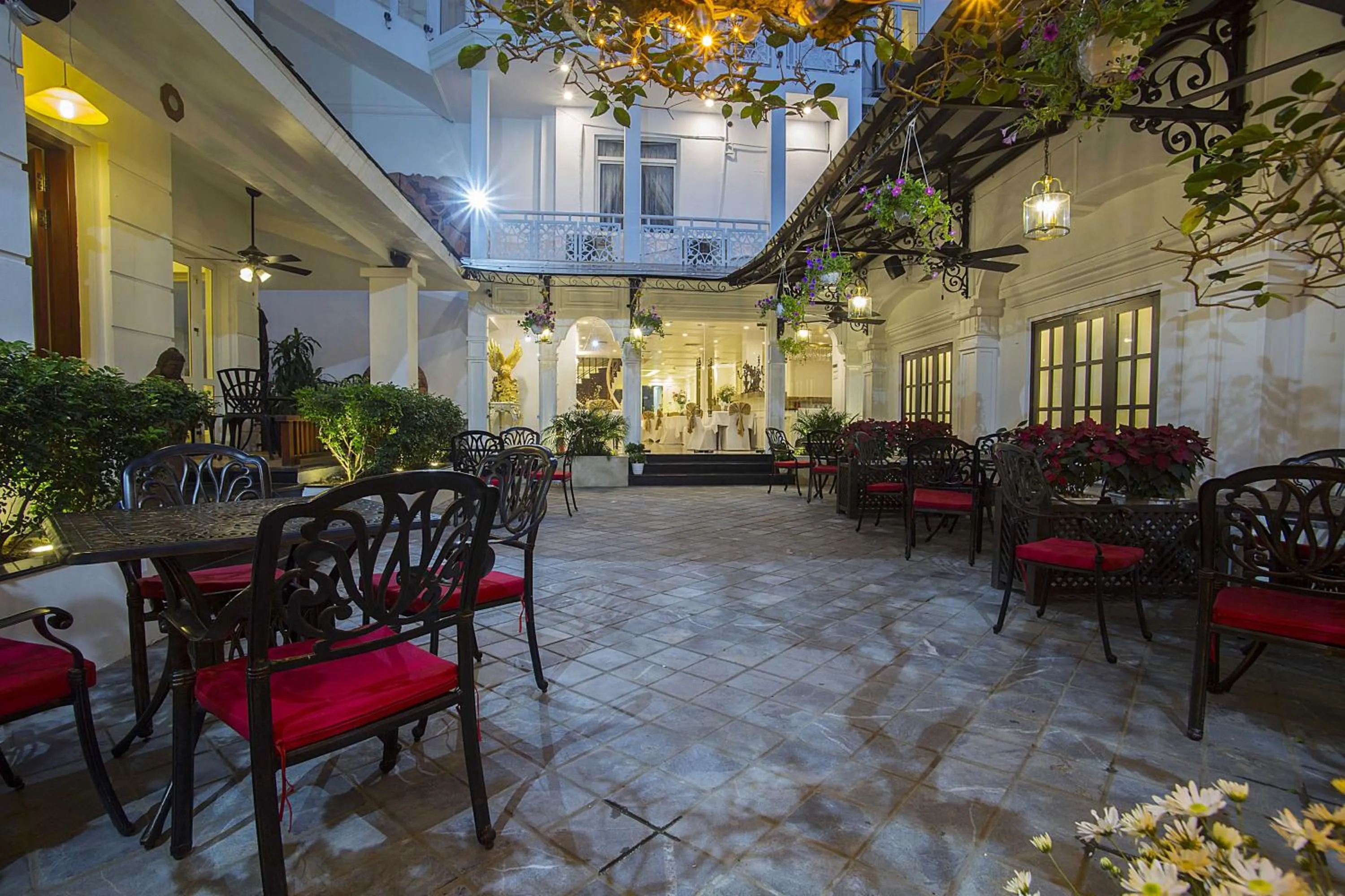 Restaurant/places to eat in New Era Hotel & Villa