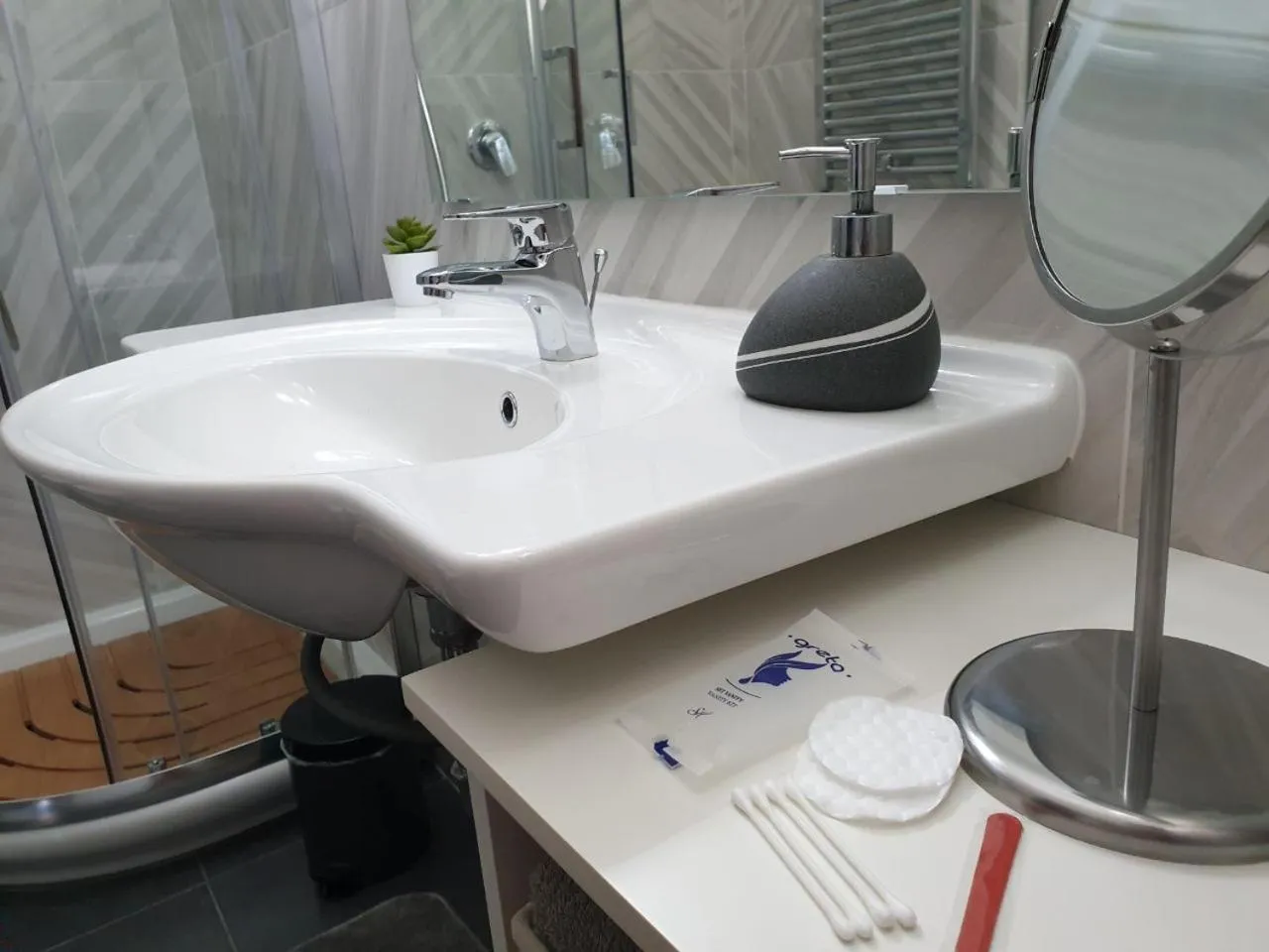 Shower in PINOTTO BNB