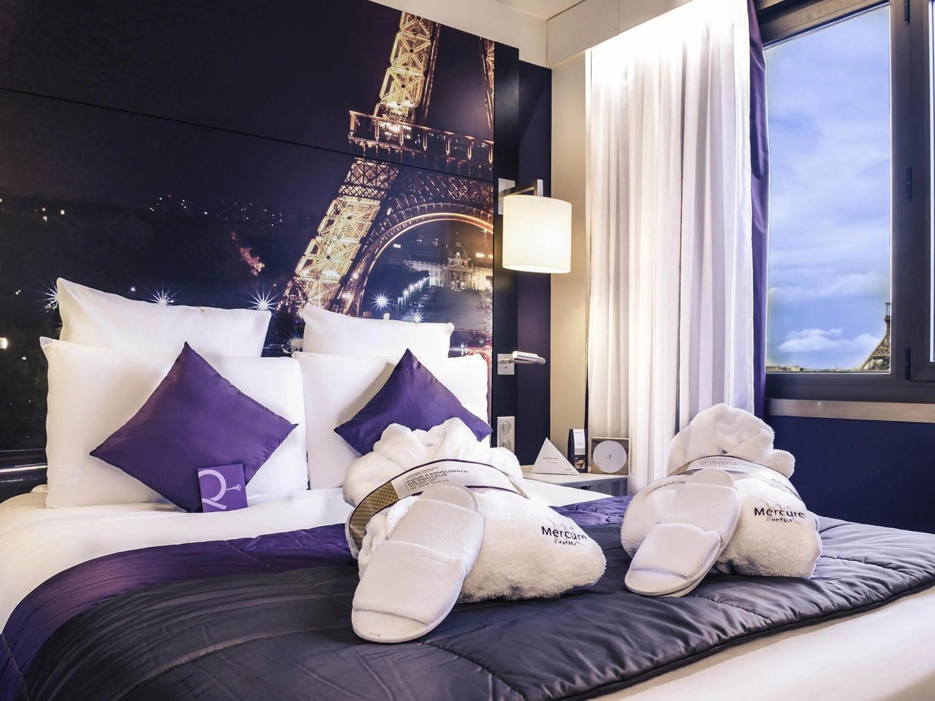 Bedroom, Bed in Mercure Paris Centre Tour Eiffel