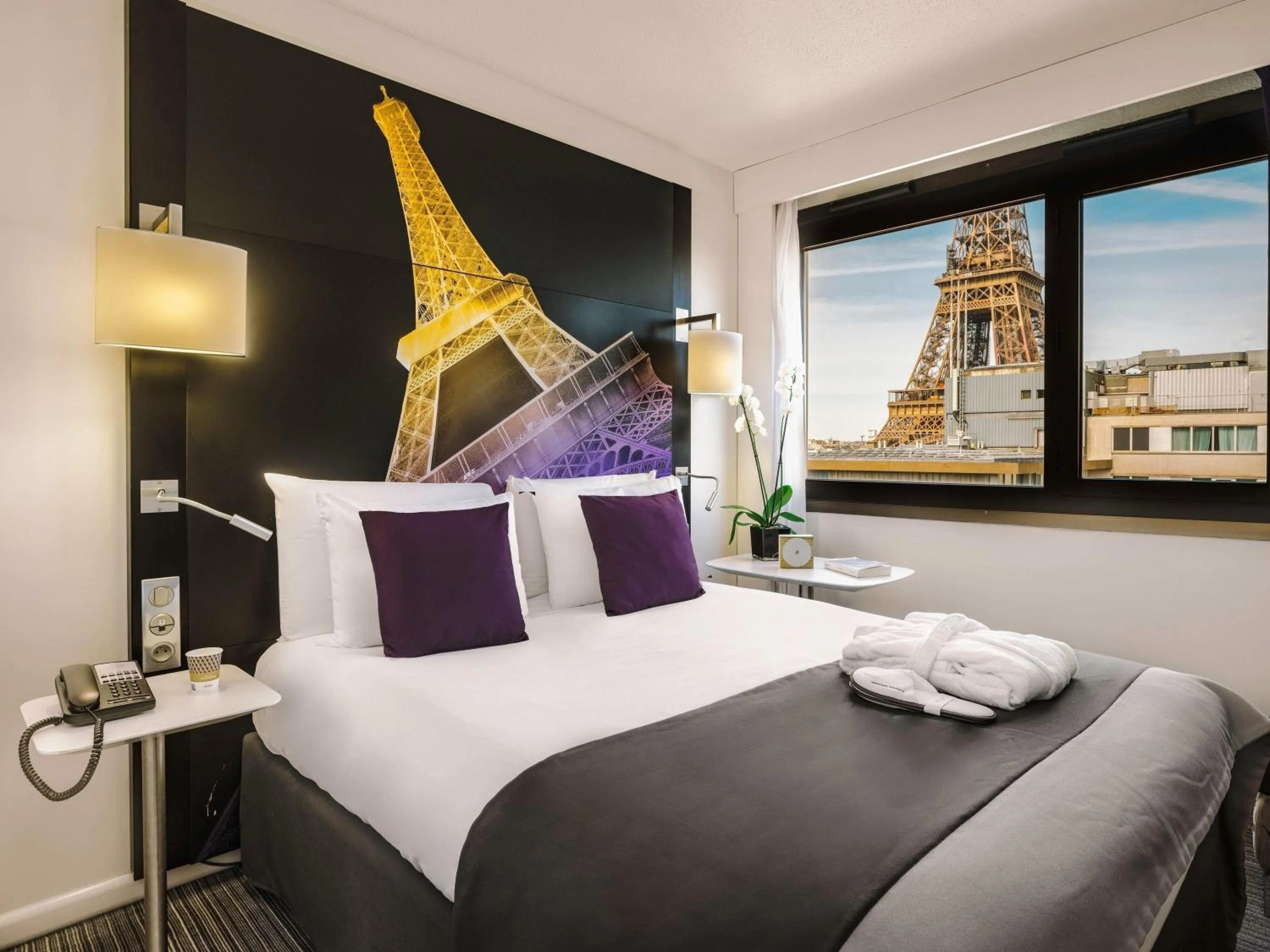 Bedroom, Bed in Mercure Paris Centre Tour Eiffel