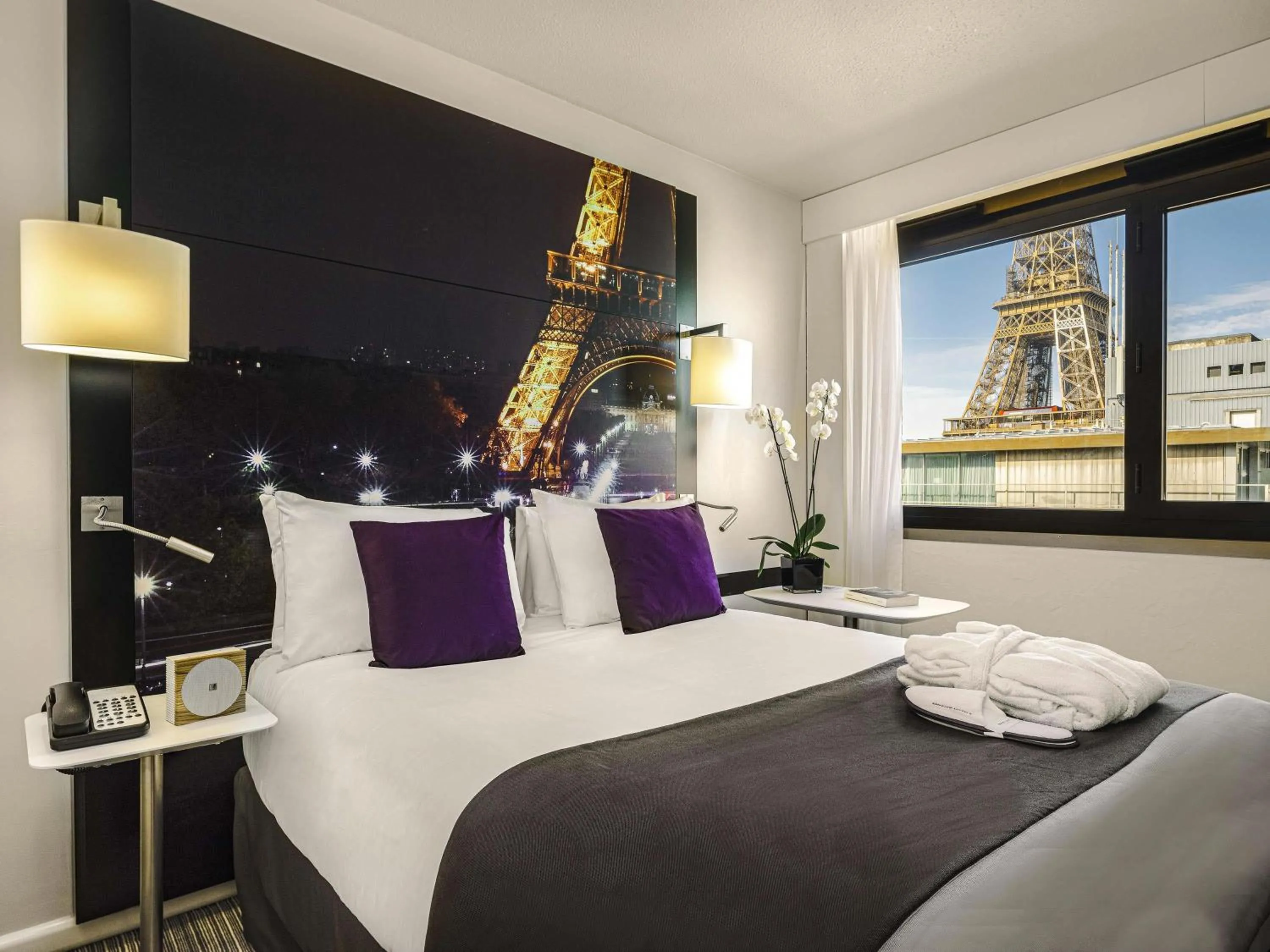 Bedroom, Bed in Mercure Paris Centre Tour Eiffel