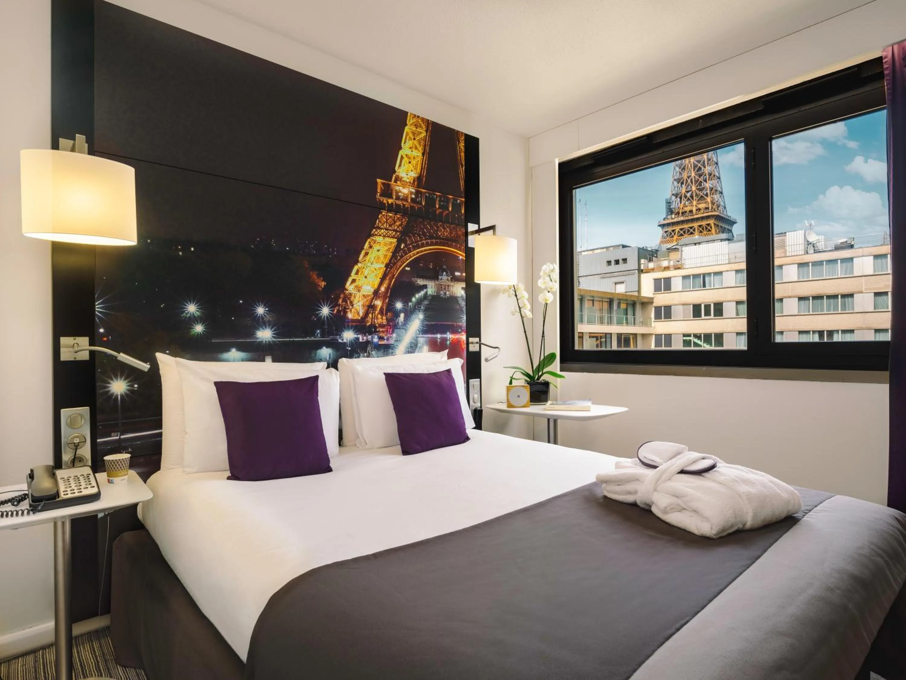 Bedroom, Bed in Mercure Paris Centre Tour Eiffel