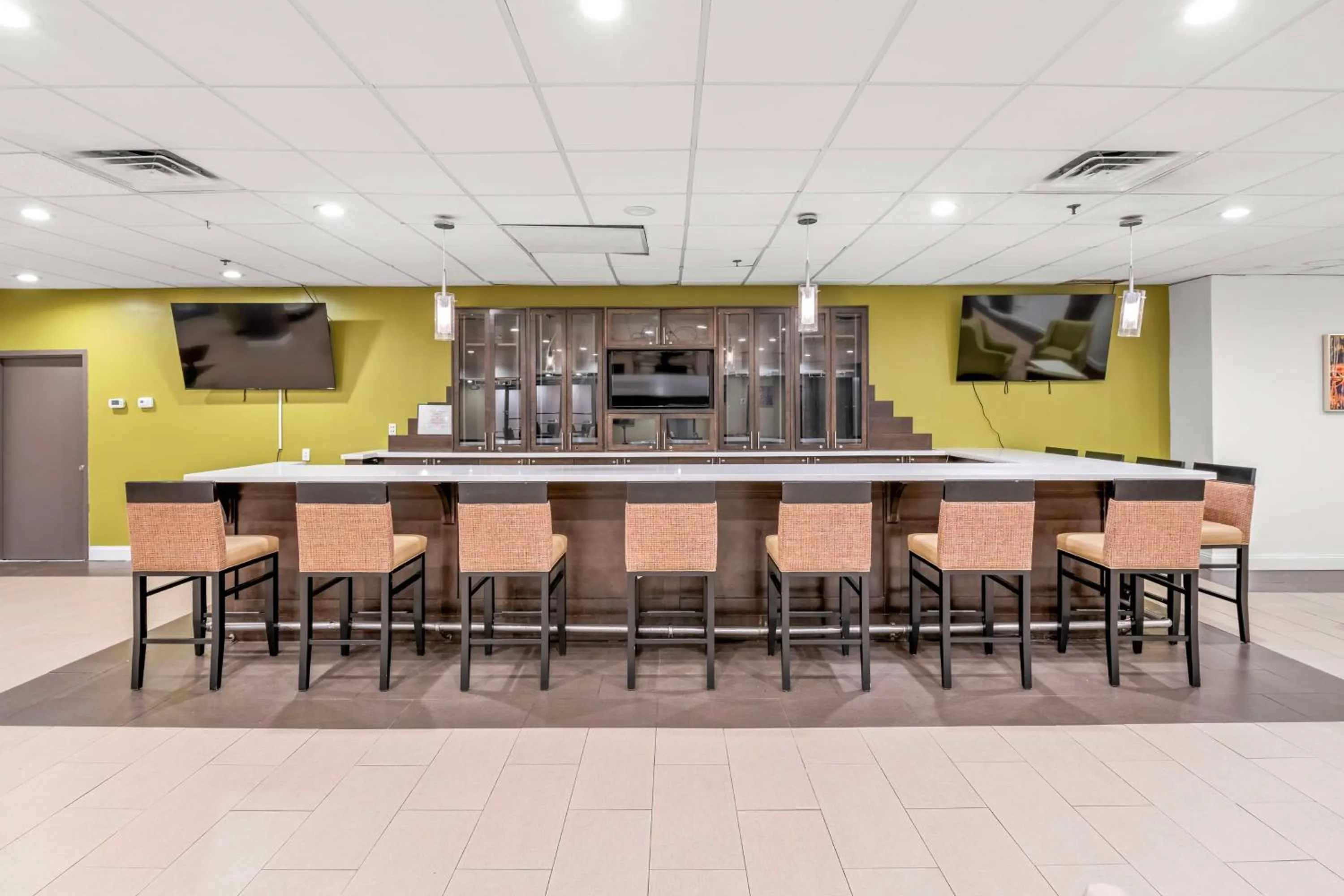 Restaurant/places to eat in Red Lion Hotel Charlotte