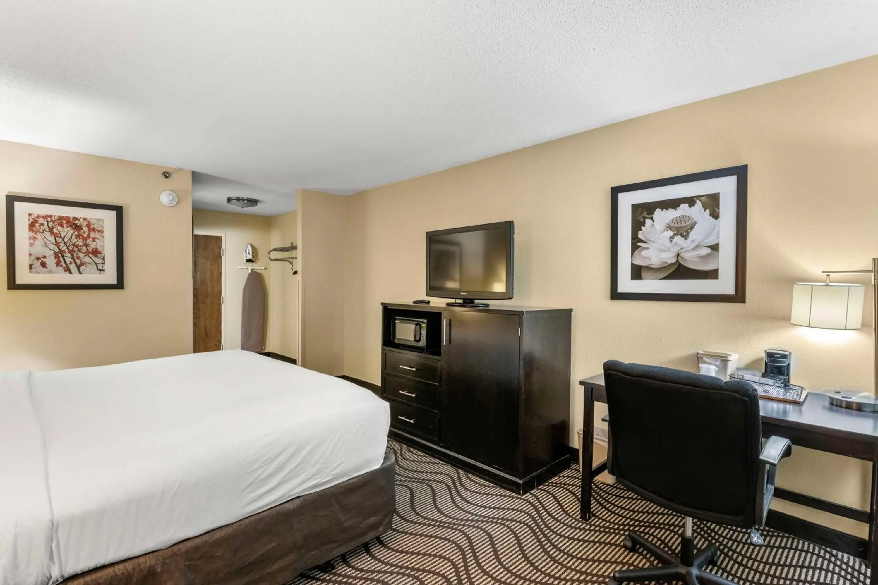 Bedroom, Bed in Red Lion Hotel Charlotte