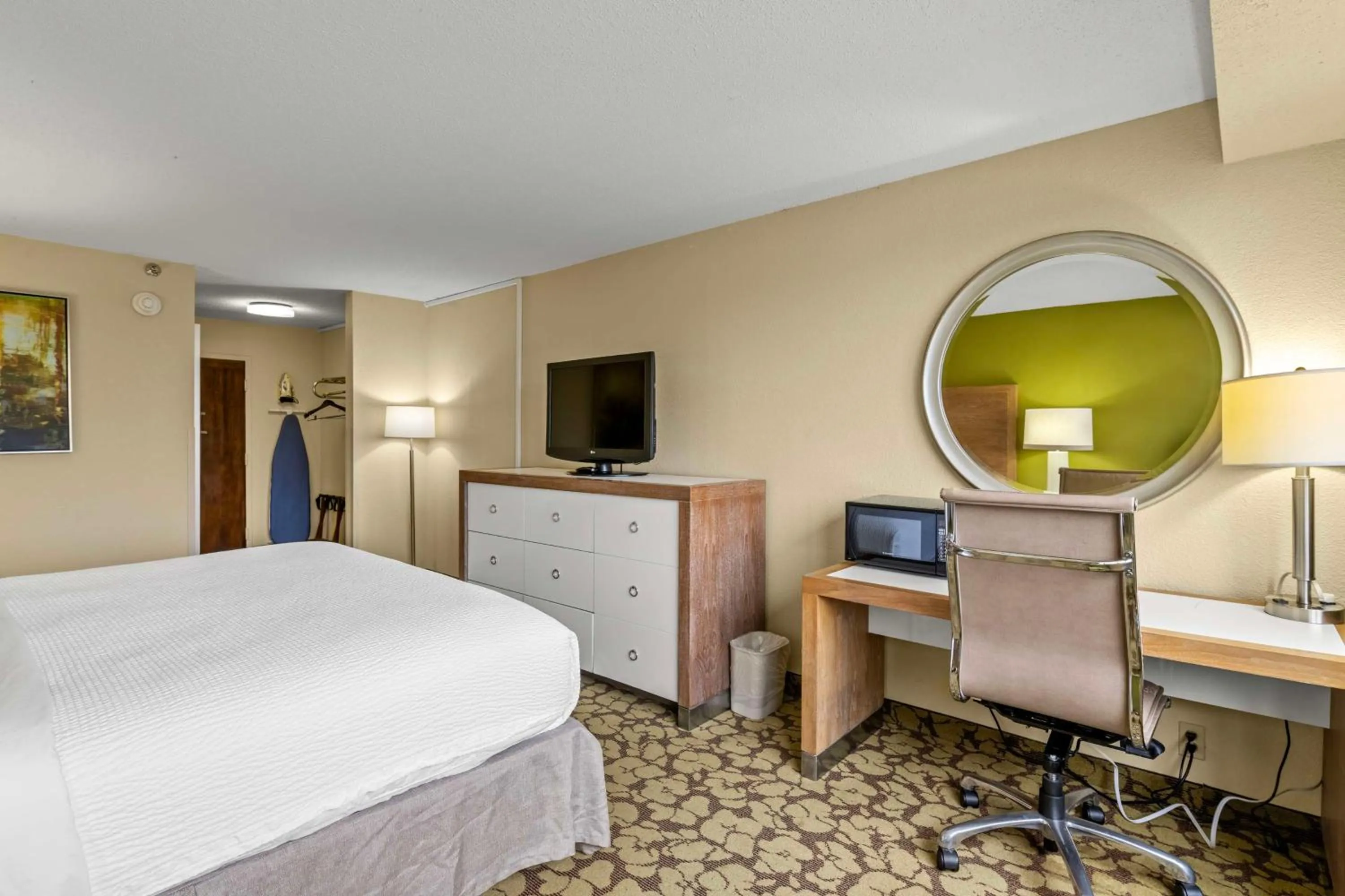 Bedroom, Bed in Red Lion Hotel Charlotte