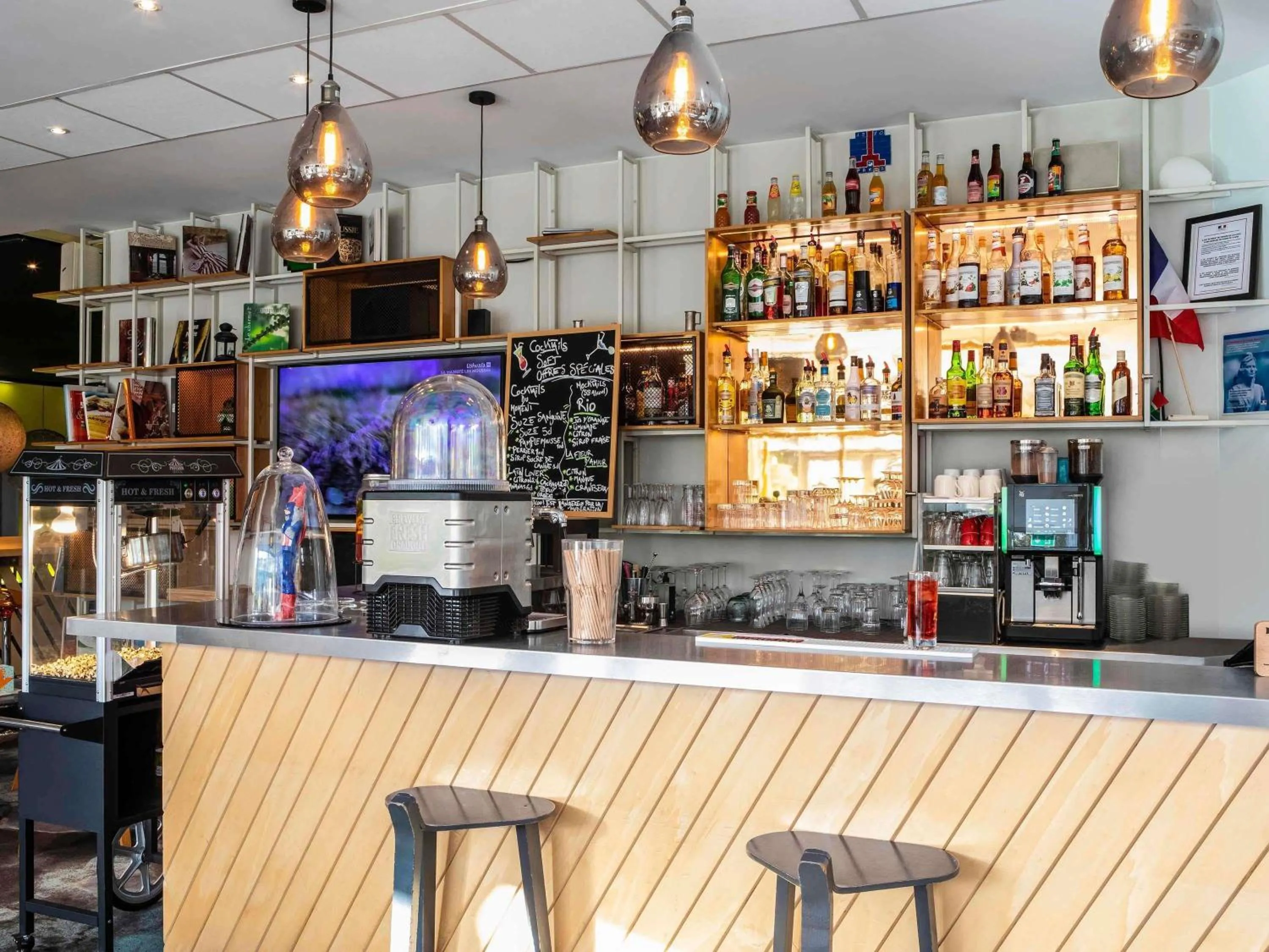 Lounge or bar in ibis Styles Paris Bercy