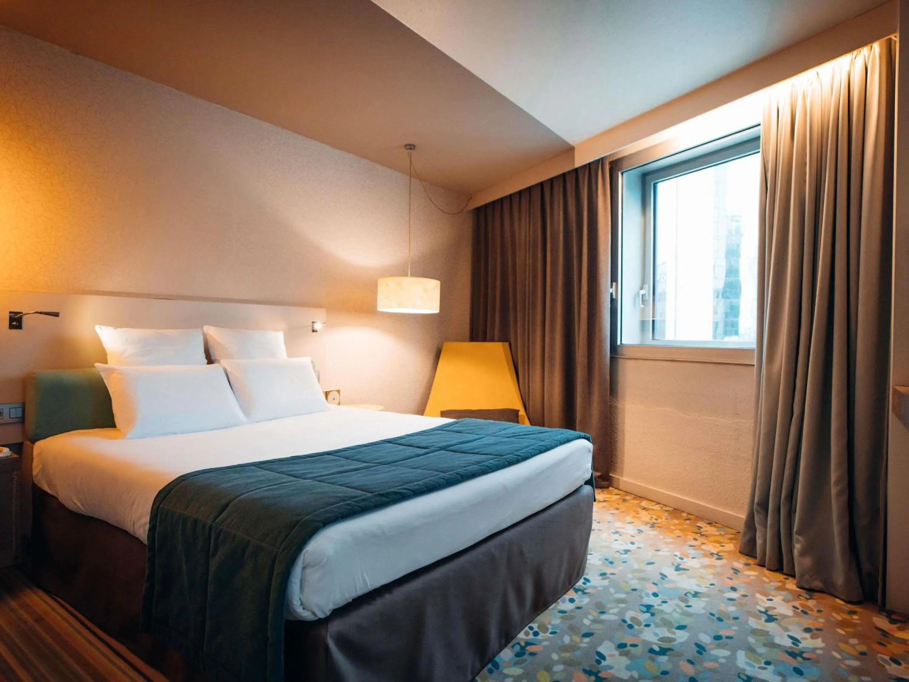 Bedroom, Bed in Mercure Paris Val de Fontenay