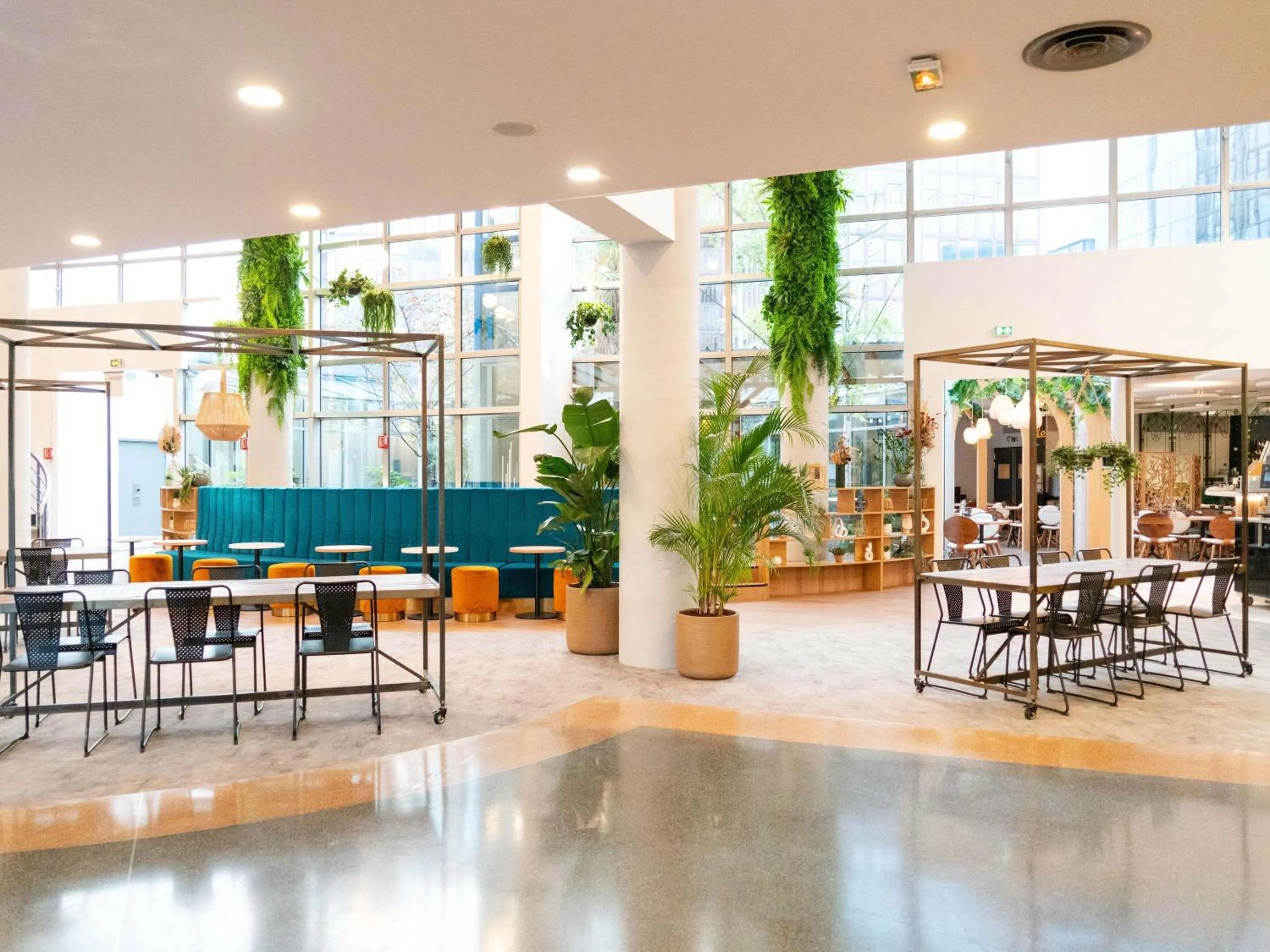 Property building in Mercure Paris Val de Fontenay