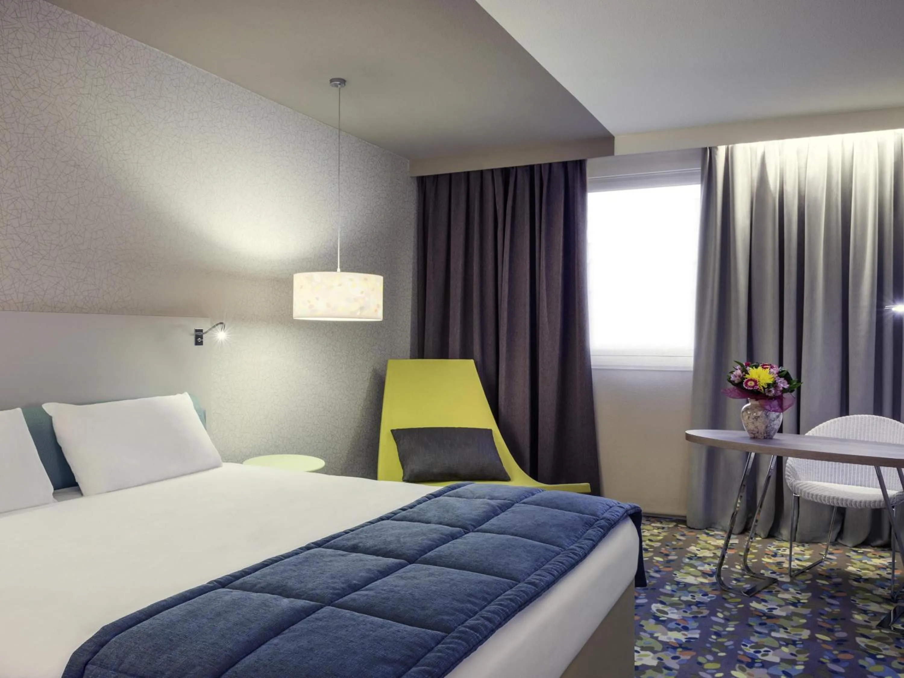 Bedroom, Bed in Mercure Paris Val de Fontenay