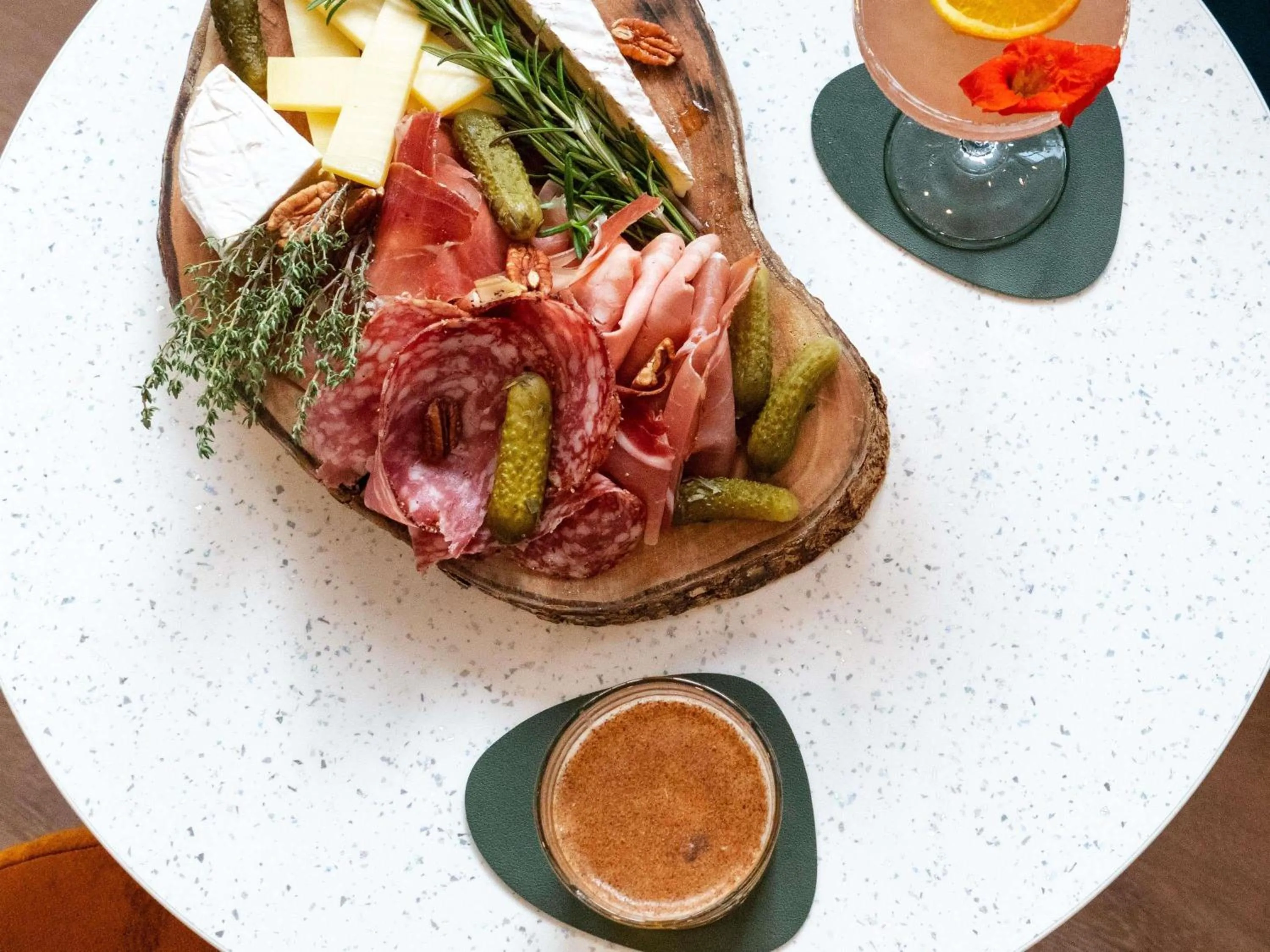 Lounge or bar in Mercure Paris Val de Fontenay