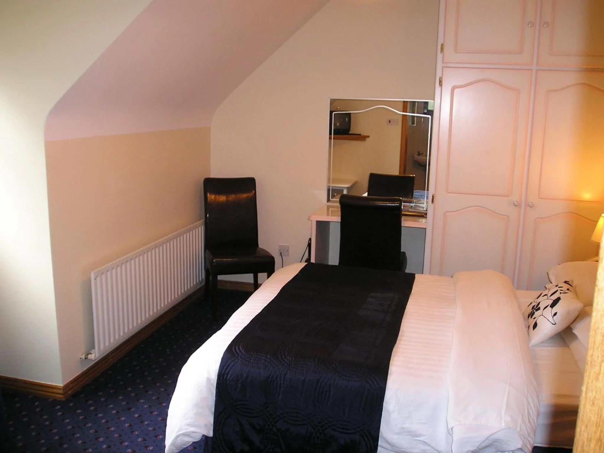 Photo of the whole room, Bed in Mountain View Guesthouse