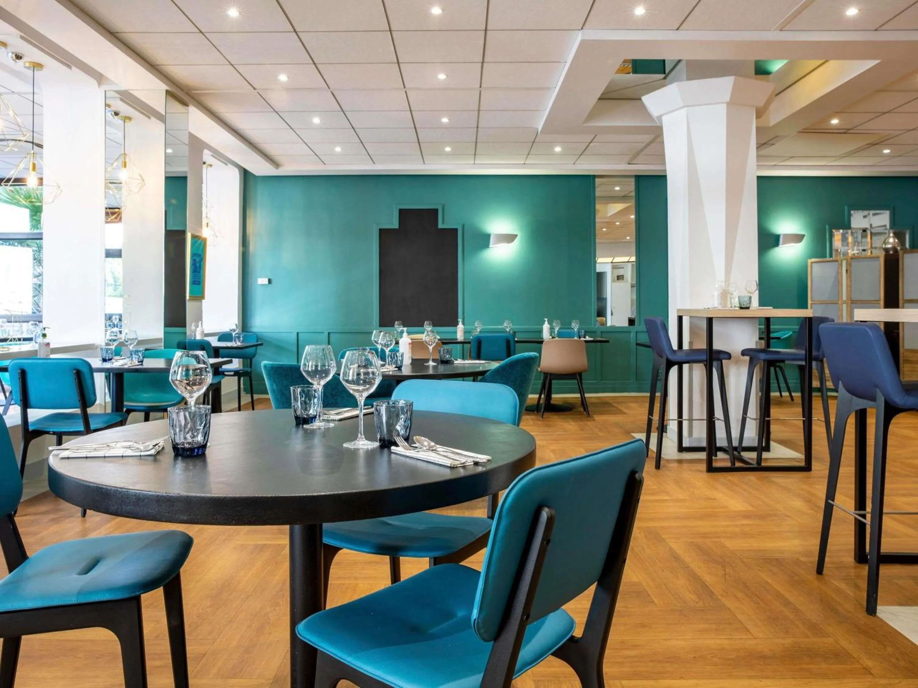 Restaurant/places to eat in Mercure Paris Porte d'Orleans