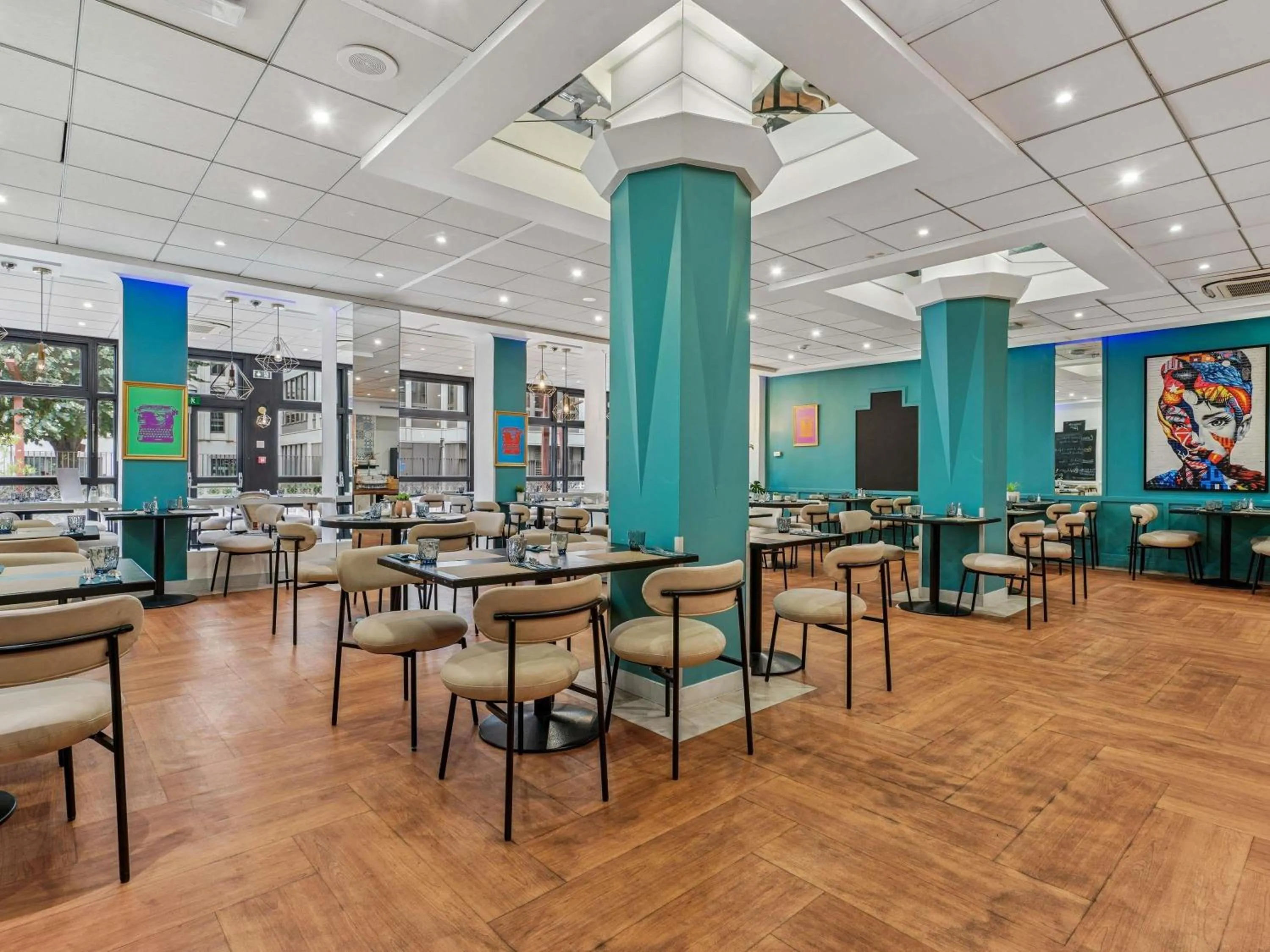 Restaurant/places to eat in Mercure Paris Porte d'Orleans