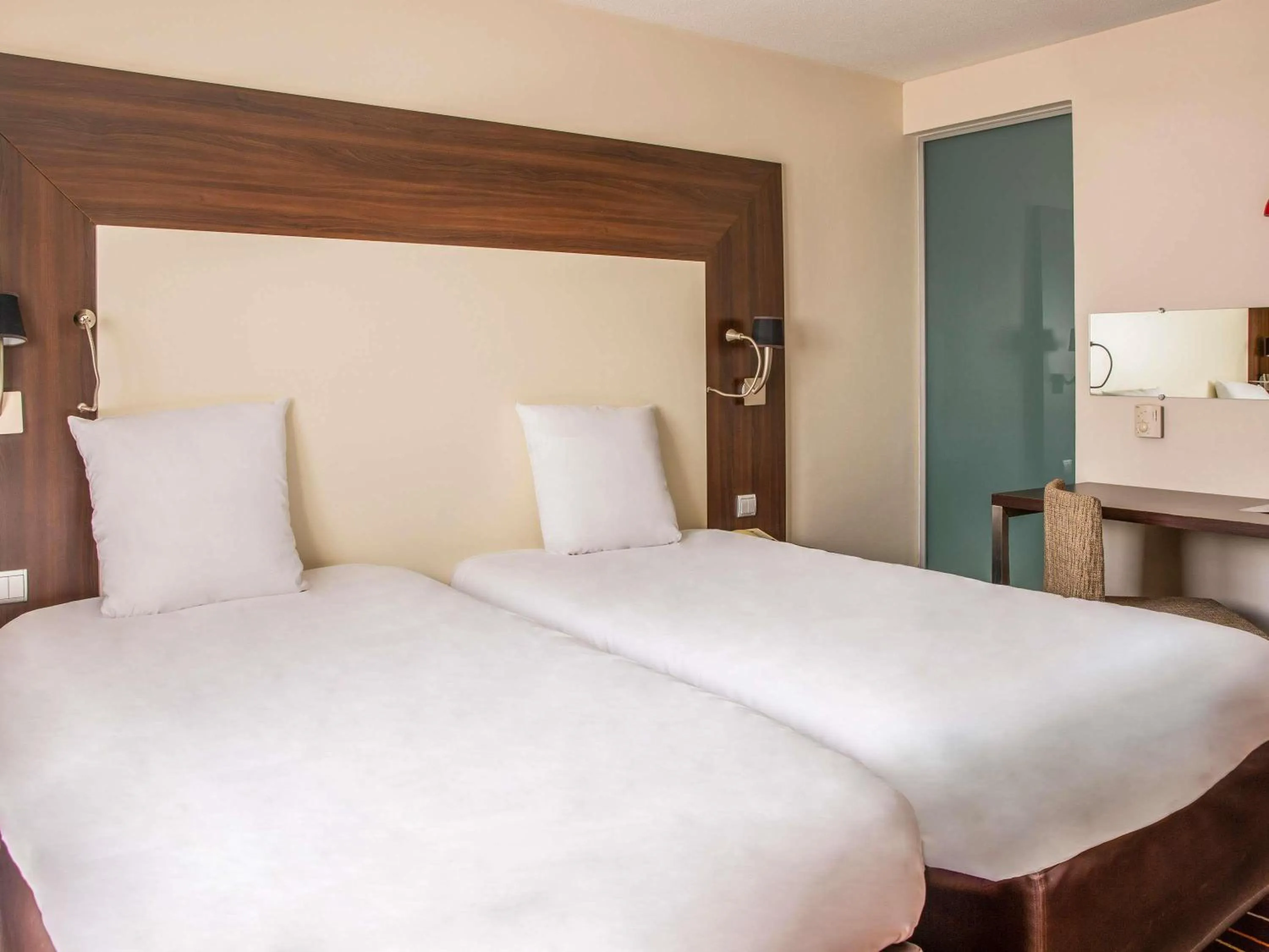 Bedroom, Bed in Mercure Paris Porte d'Orleans