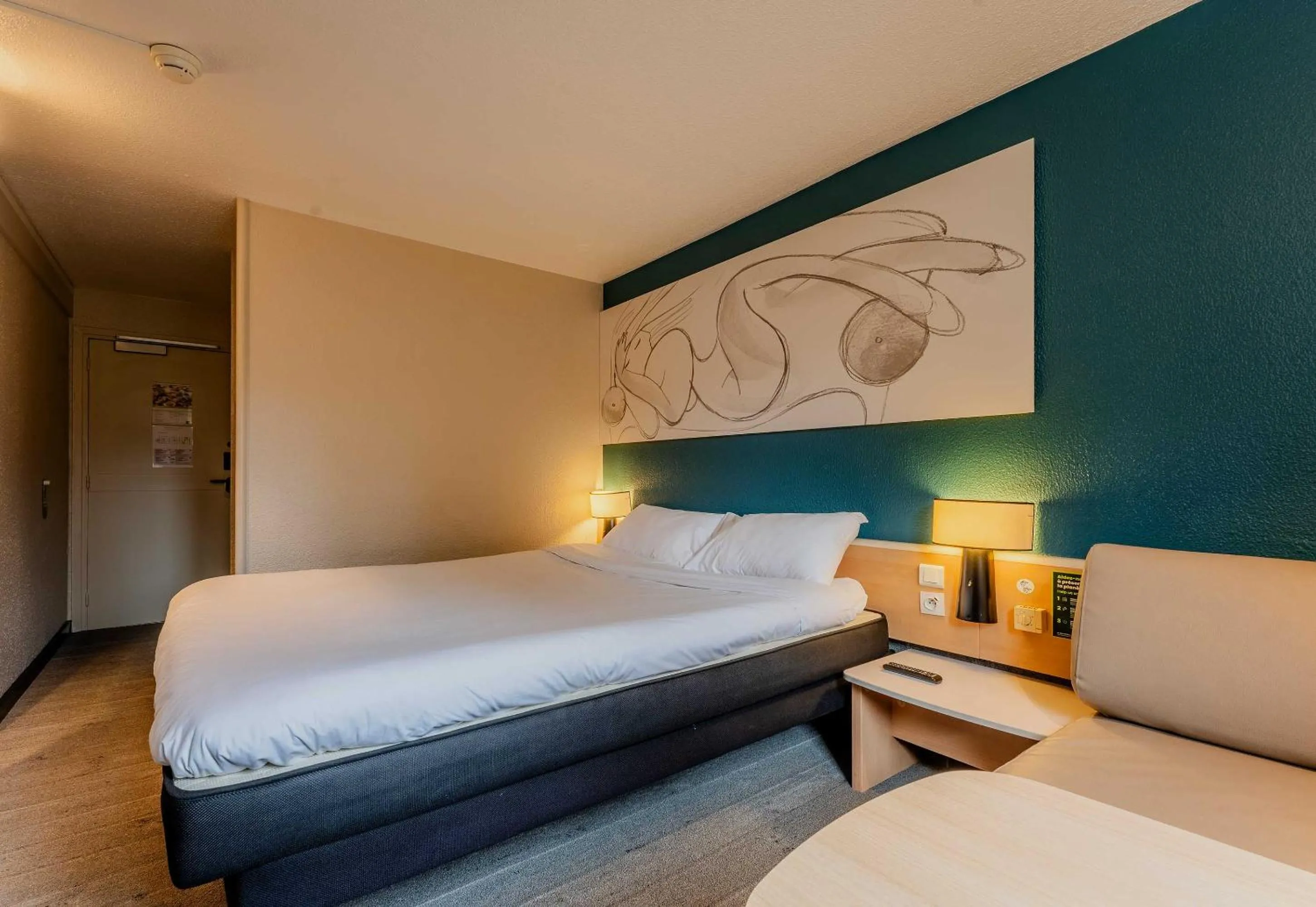 Bedroom, Bed in B&B HOTEL Lille Villeneuve d'Ascq Grand Stade