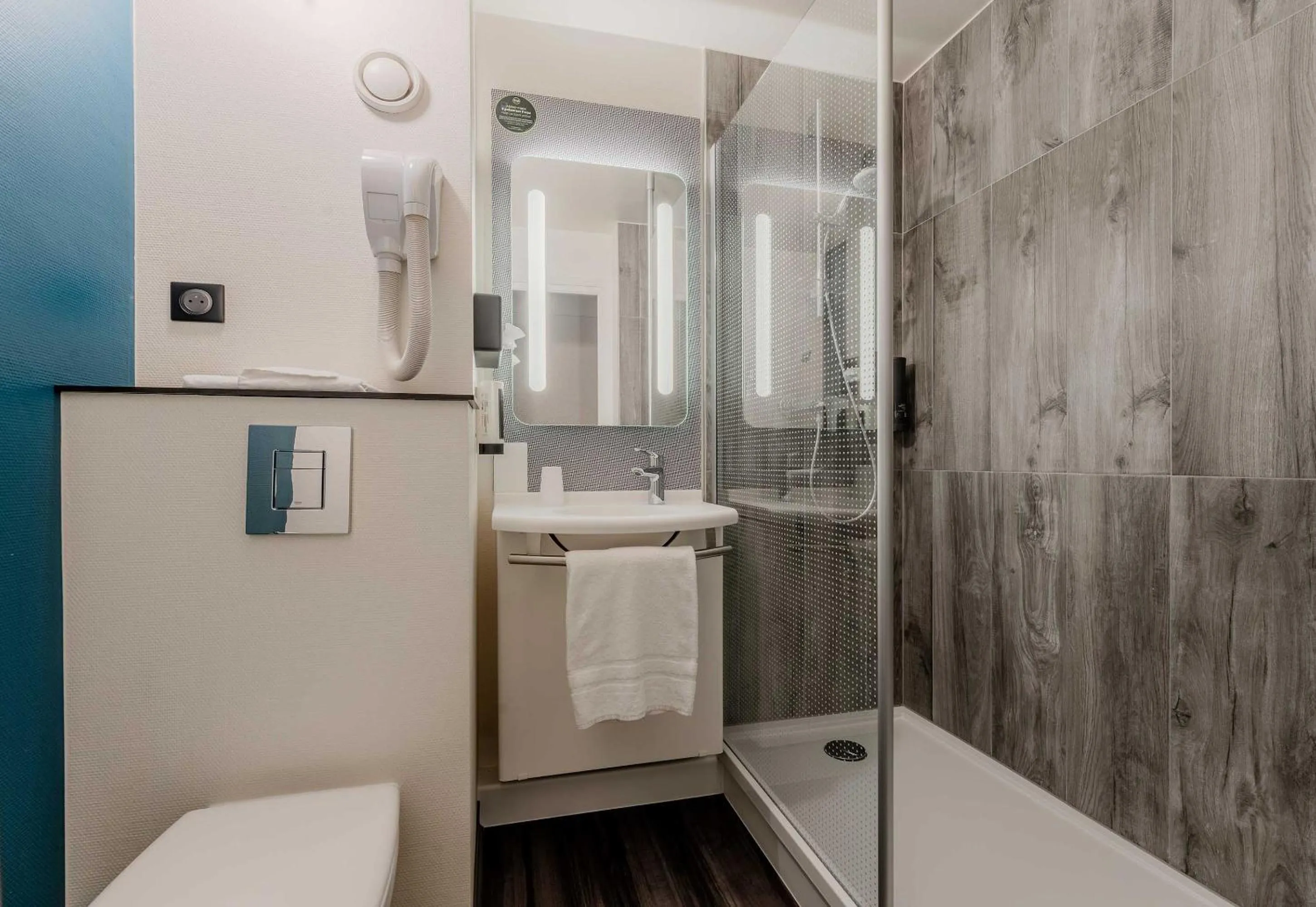 Bathroom in B&B HOTEL Lille Villeneuve d'Ascq Grand Stade