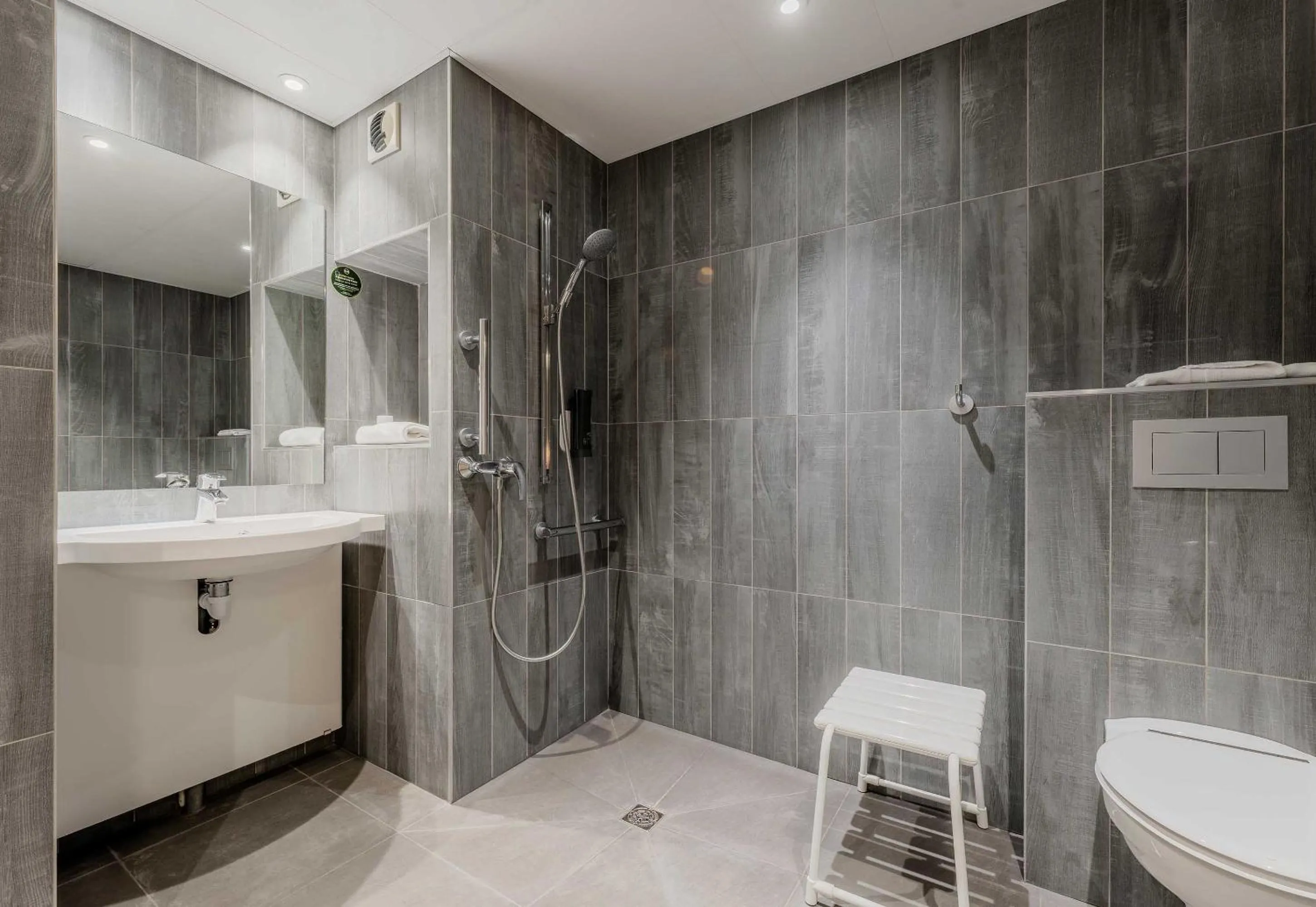 Bathroom in B&B HOTEL Lille Villeneuve d'Ascq Grand Stade