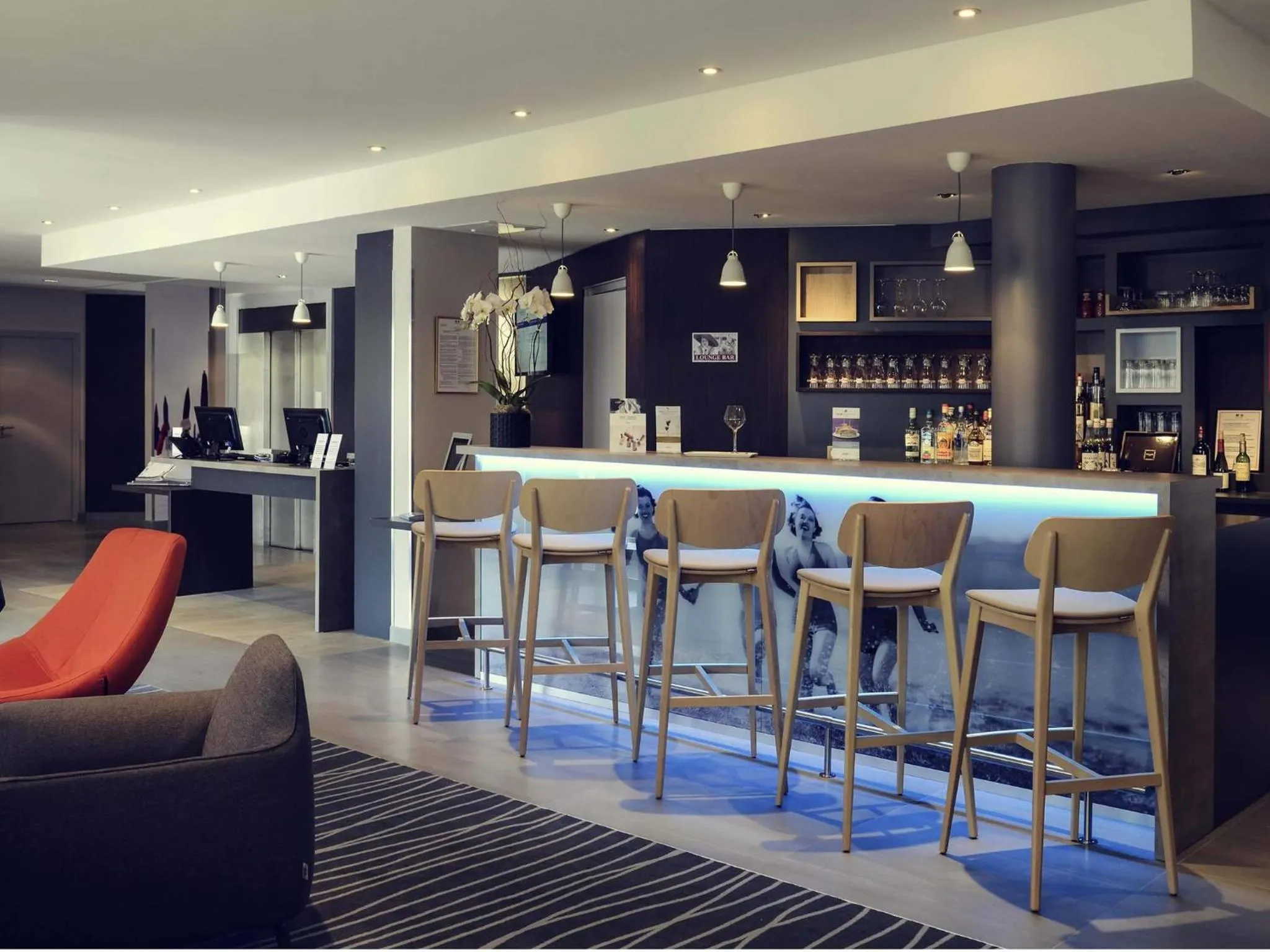 Lounge or bar in Mercure Honfleur