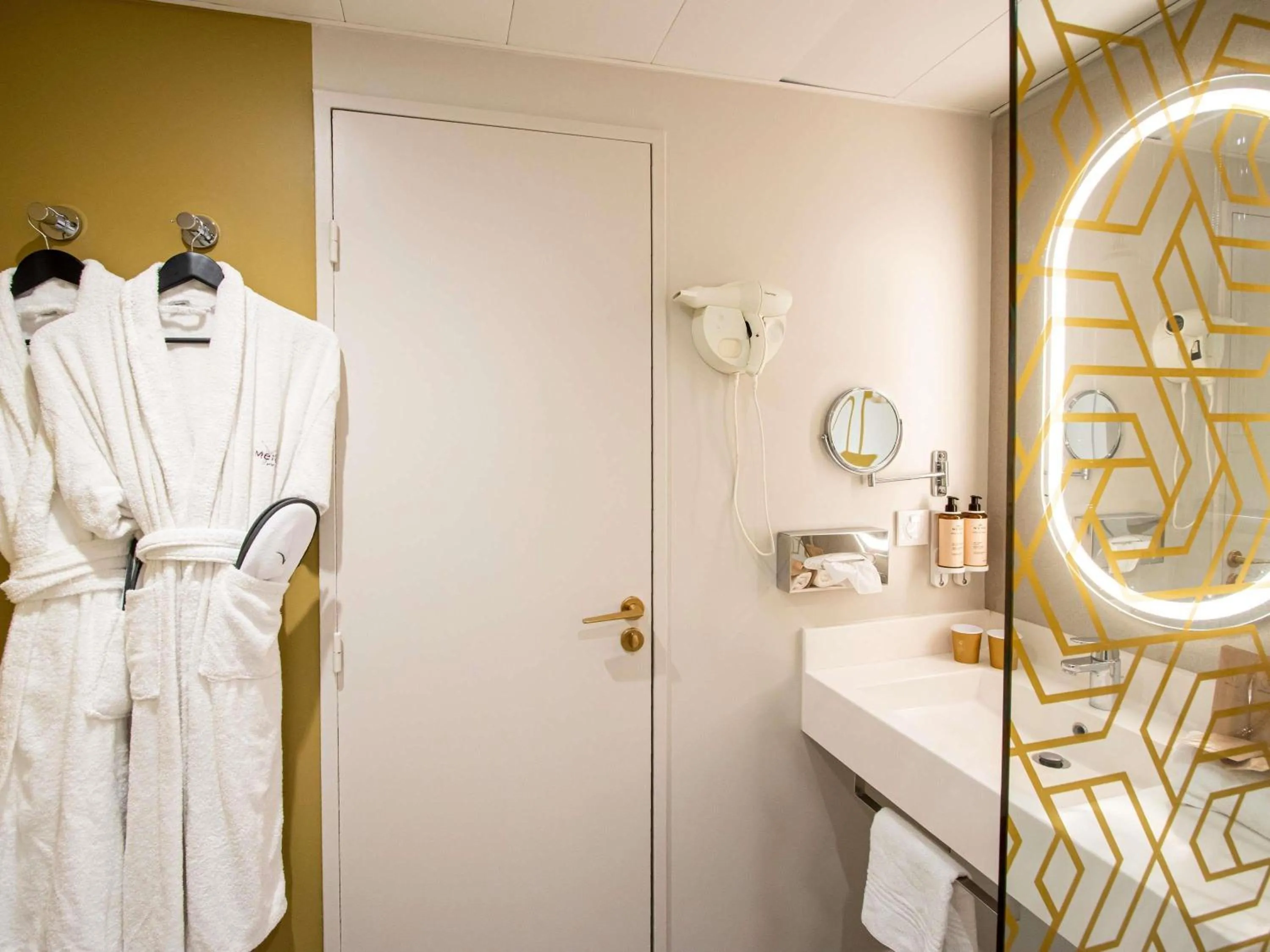 Bedroom in Mercure Honfleur